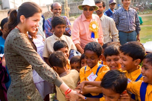 Indrani Pal-Chaudhuri interactuando con niños en la escuela Ramakrishna Vedanta Vidyapith en India - EBC [Crédito de la foto: Shakti Regeneration Inst