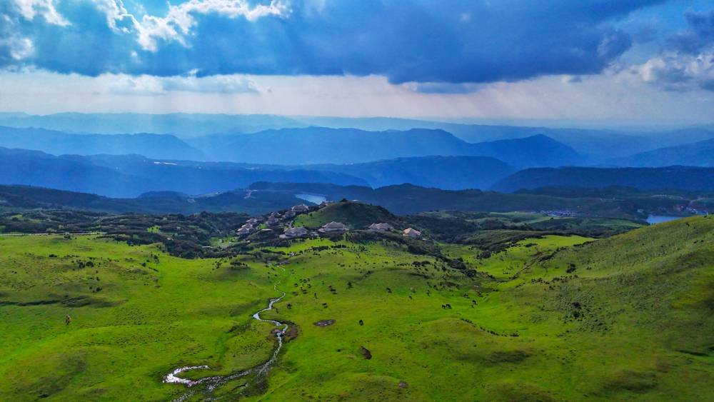 Liupanshui Turns Cool Summers into a New Way of Life: In the heart of the Wumeng Mountains, Liupanshui City in Guizhou Province offers a refreshing escape from the summer heat, with an average summer temperature of 19°C.