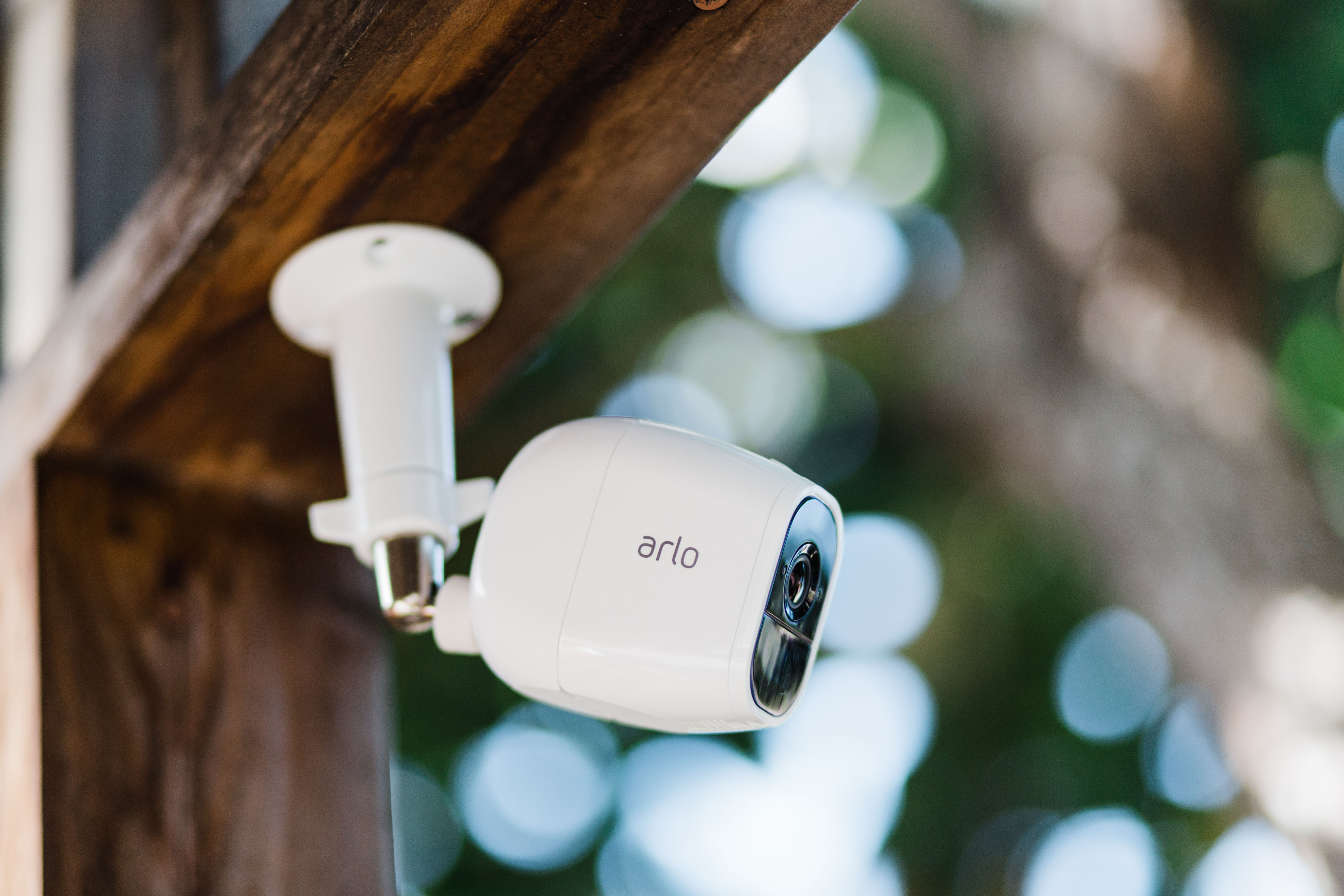 Pro 2 1 video. Arlo Pro 2. Камера видеонаблюдения Arlo Ultra 2 Security System 2-Camera. Комплект видеонаблюдения Arlo Pro 2 Smart Security System 2 камеры. Камера видеонаблюдения на деревянном доме.