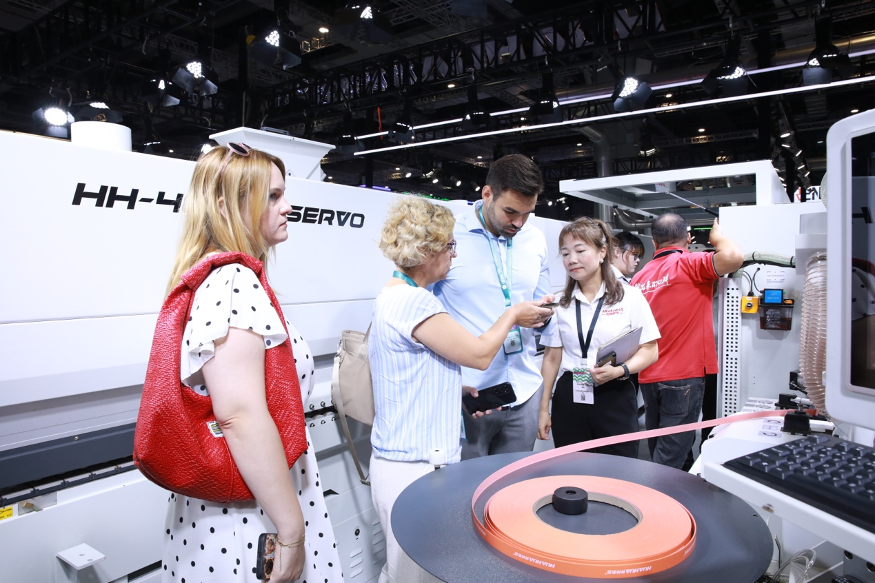 Experience HUAHUA’s CNC Woodworking Machine at the 58th CIFF Stage