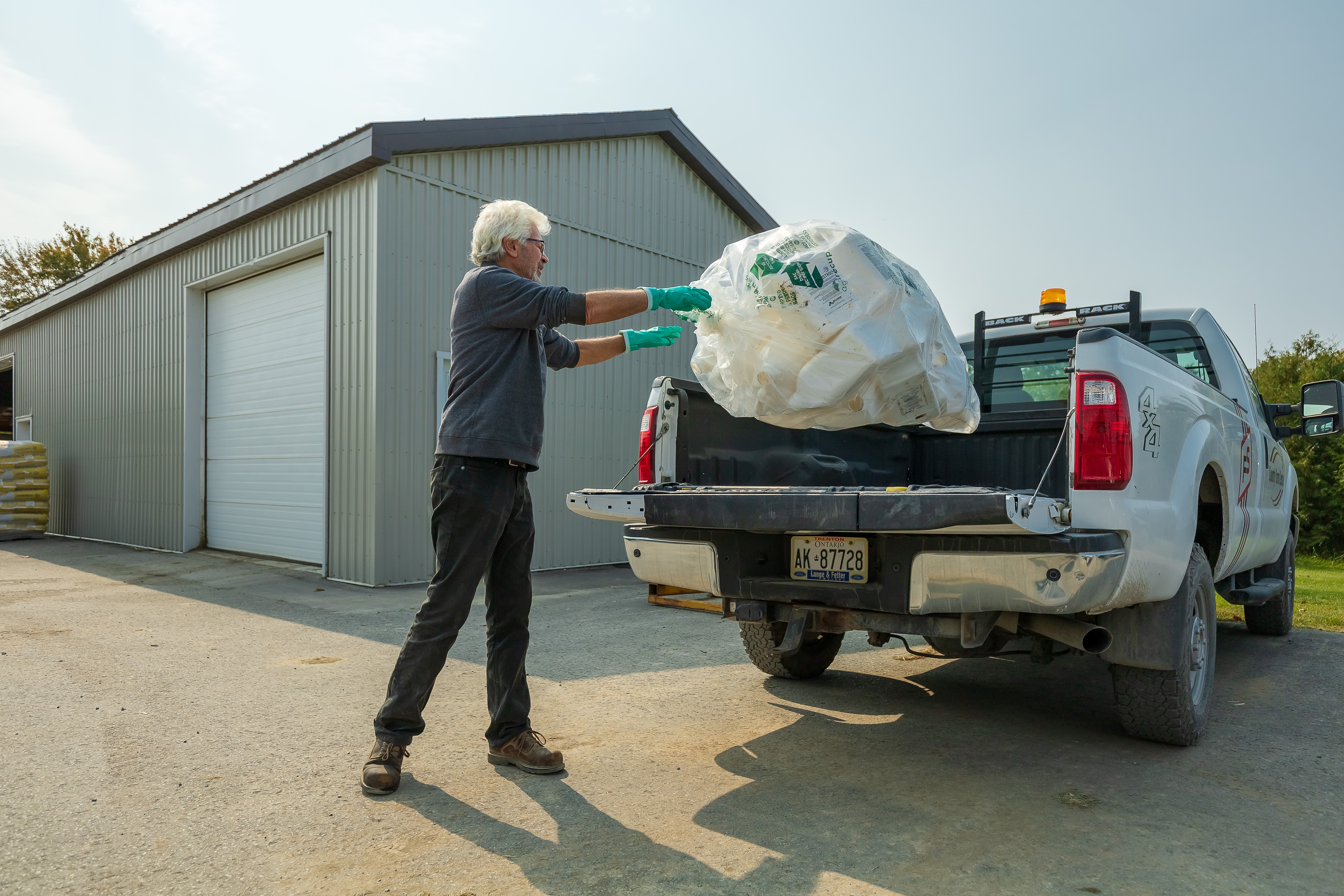 Recyclage des bidons vides de pesticides et de fertilisants.