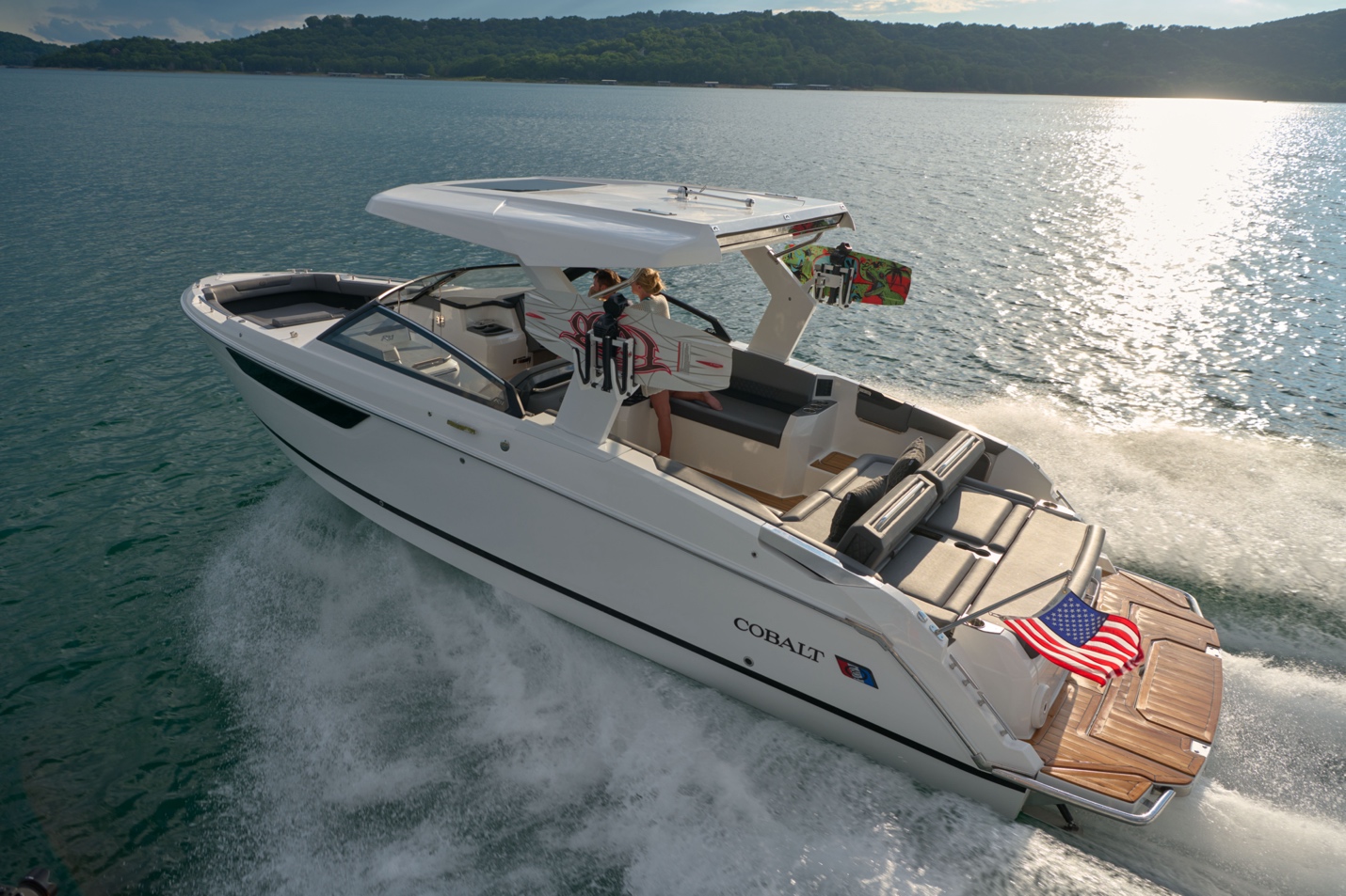 A full-featured bow rider, the yacht-certified R31 Sterndrive is a comfortable way to enjoy a weekend on the water with family and friends.