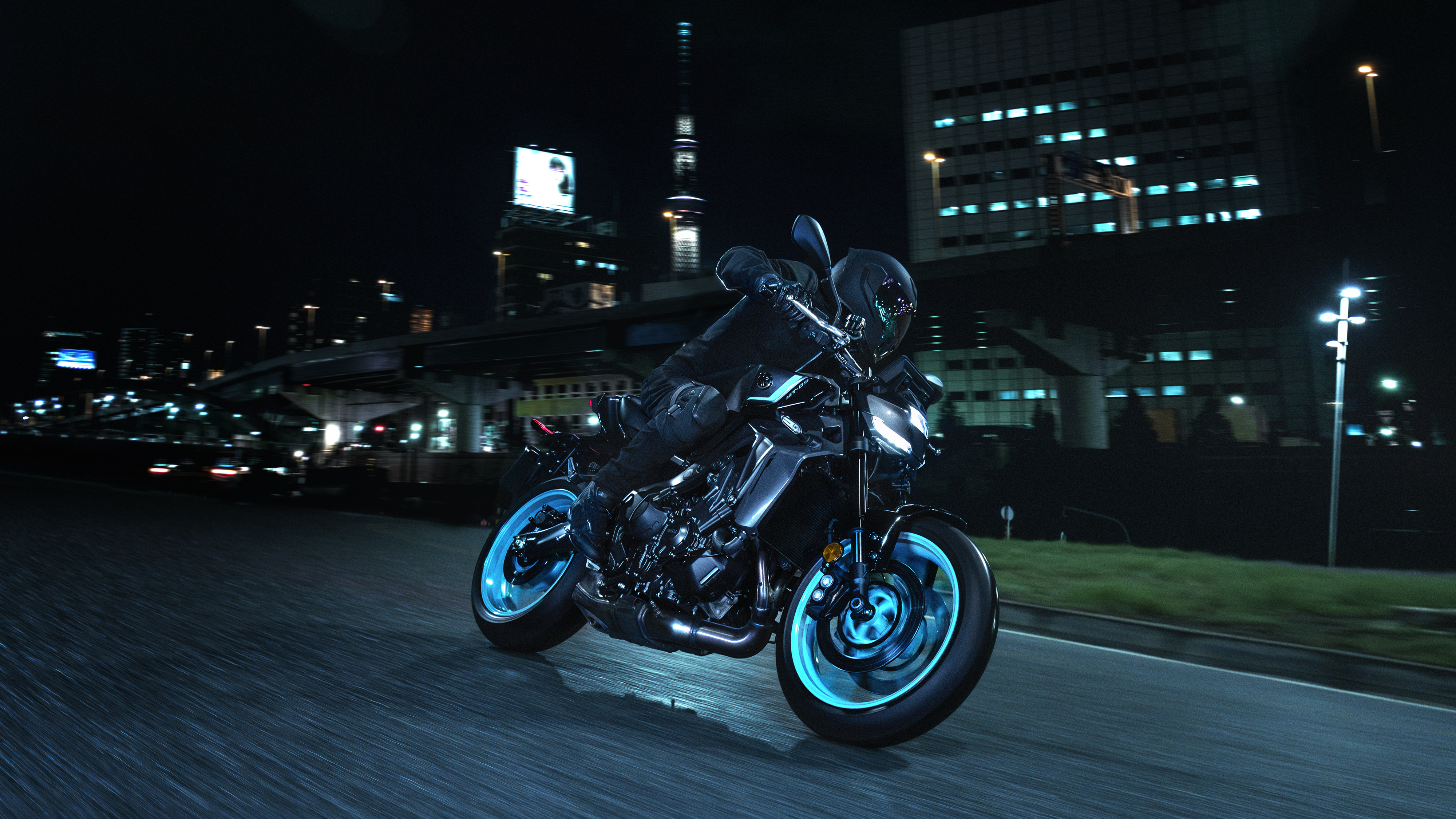 The introduction of the MT-09 marked a step away from conventional Japanese motorcycle design and introduced a bold, abstract new direction for Yamaha inspired by the unique urban motorcycle sub-culture found on the streets of Japan’s largest cities.
