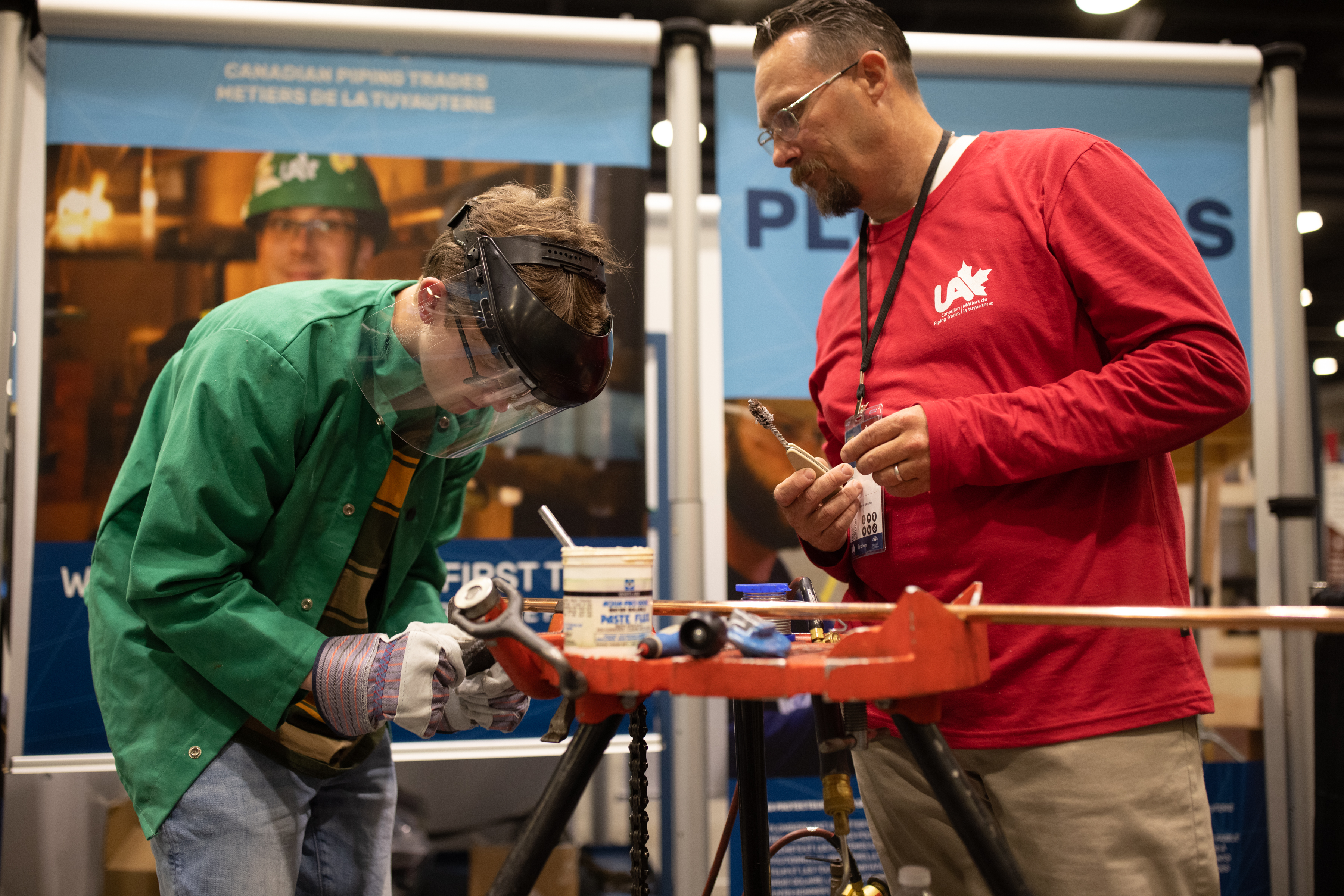  Un élève visiteur participe à l'activité Essaie un métier et une technologie d'AU Canada aux OCMT 2022, à Vancouver.