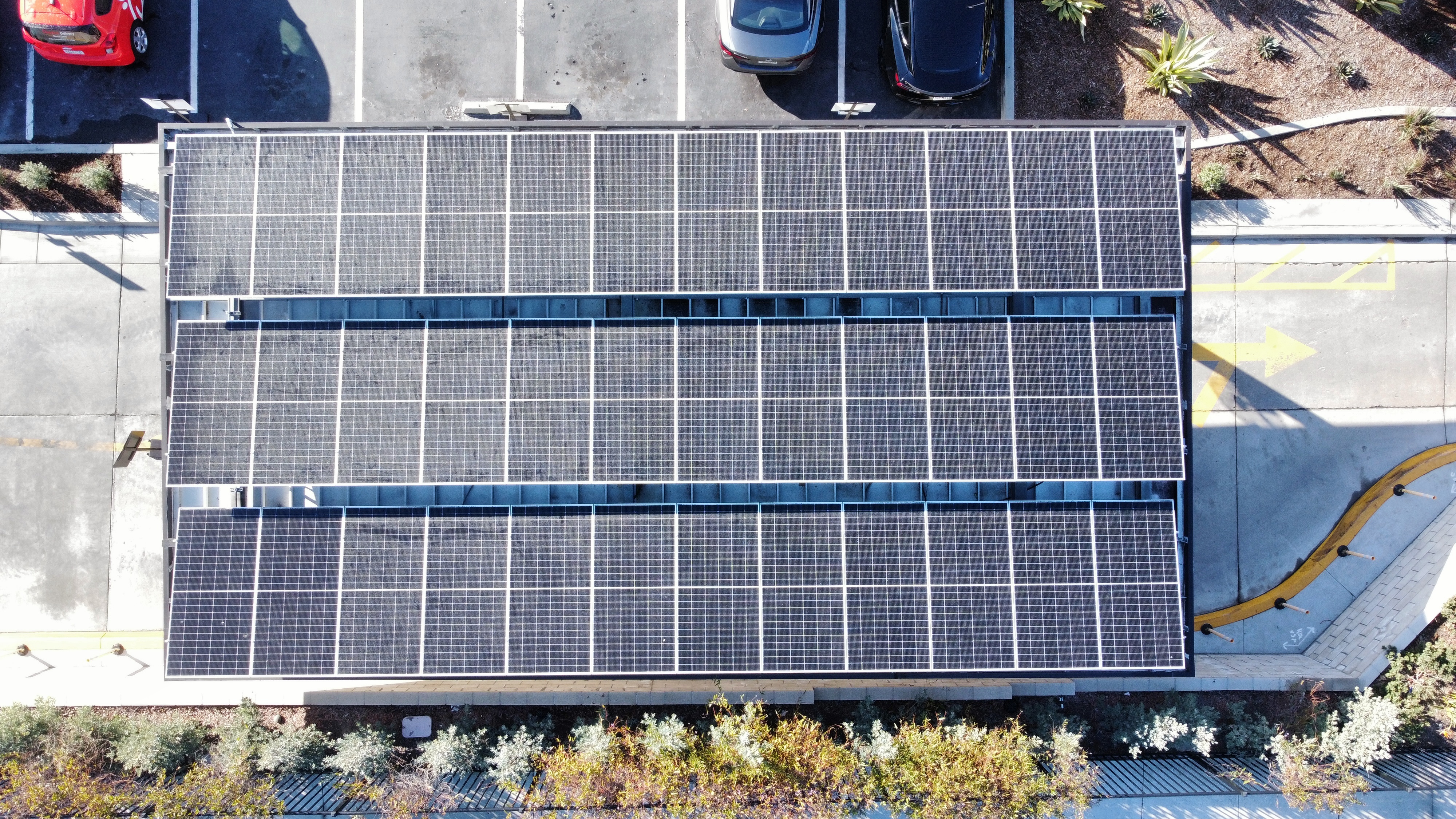 The project at this Chick-fil-A restaurant includes an 81 kWh battery energy storage system and has a 112 kW solar array consisting of canopy and ground-mounted modules.