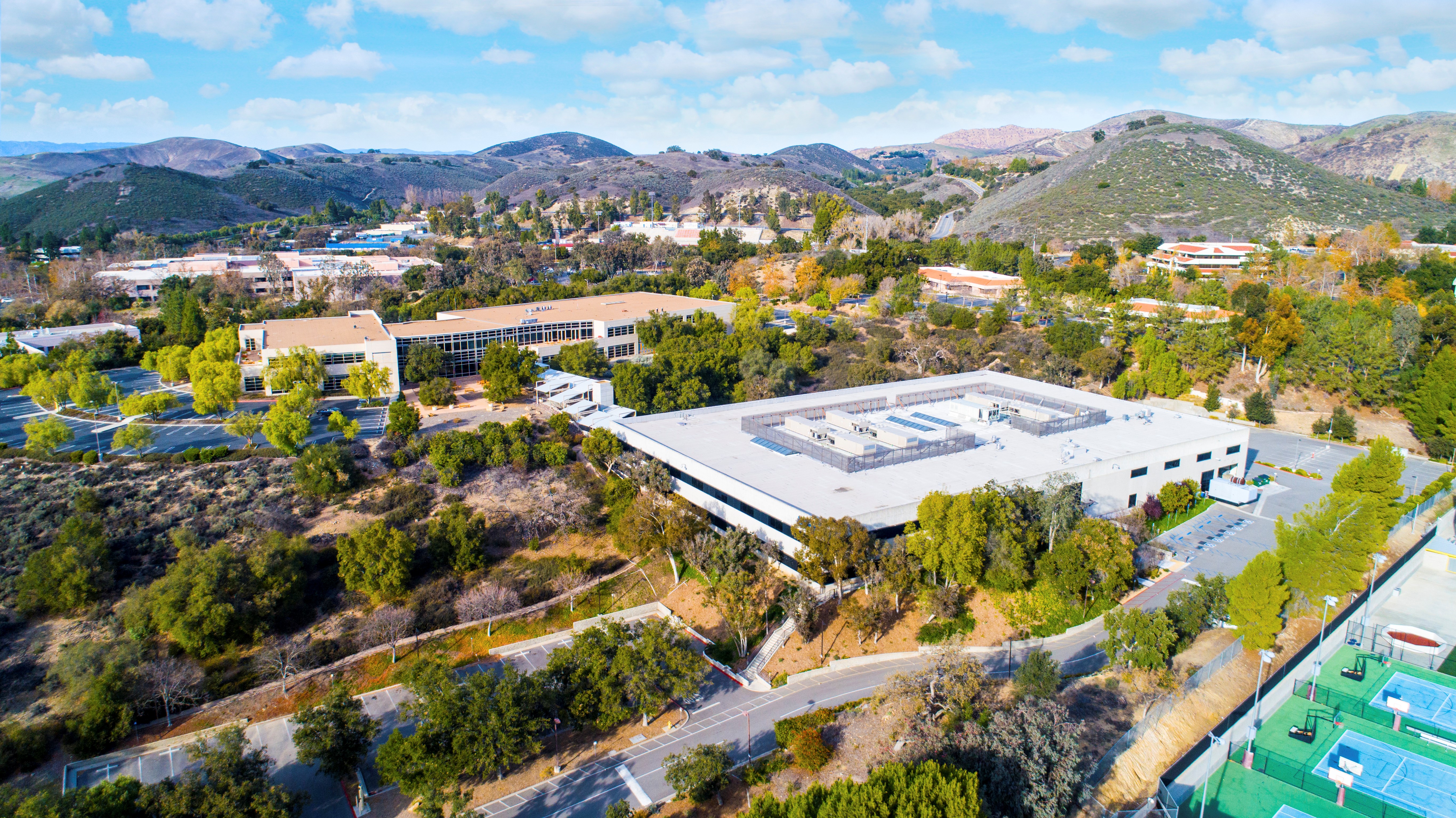 Westlake Oaks Campus is a two-building corporate campus totaling to 212,000 rentable square feet. The buildings consist of 120 Via Merida and 4553 La Tienda.