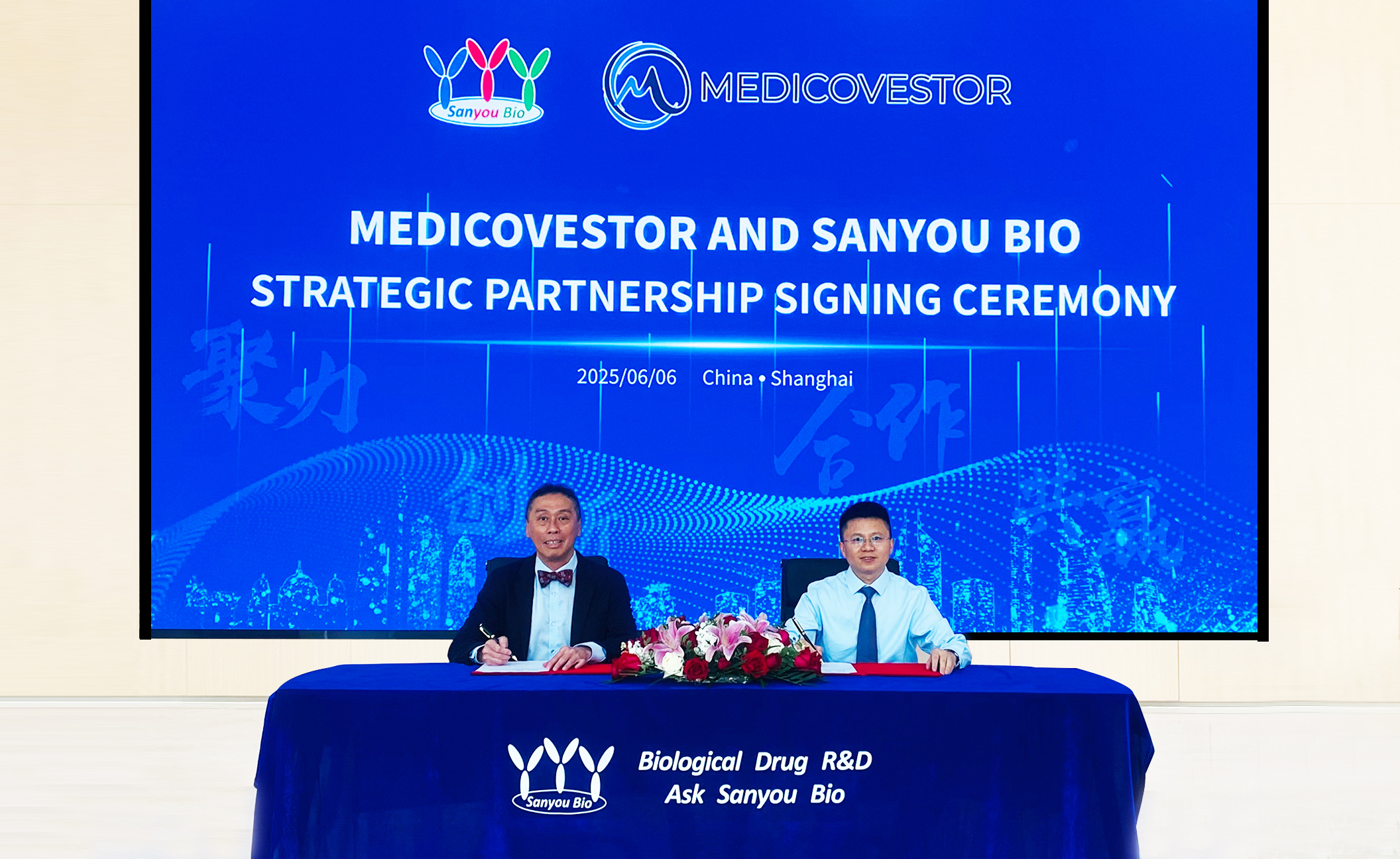 Dr. Seah Lim, CEO of Medicovestor, and Dr. Guojun Lang, CEO of Sanyou Biopharmaceuticals signing the partnership agreement.