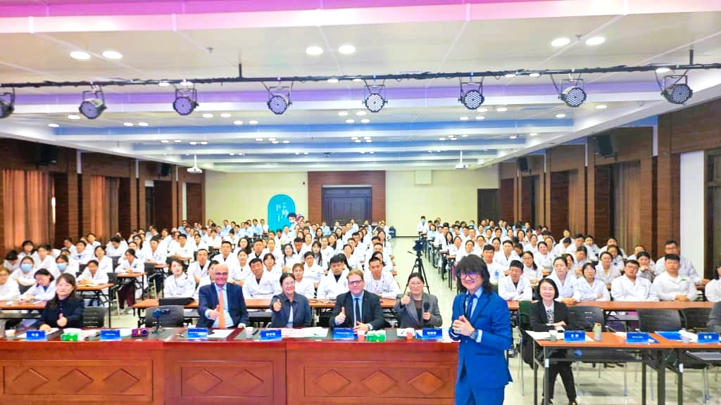 Prof. Mike Chan captivates medical professionals at Baoding Children’s Hospital with his lecture on precursor stem cell therapy for autism