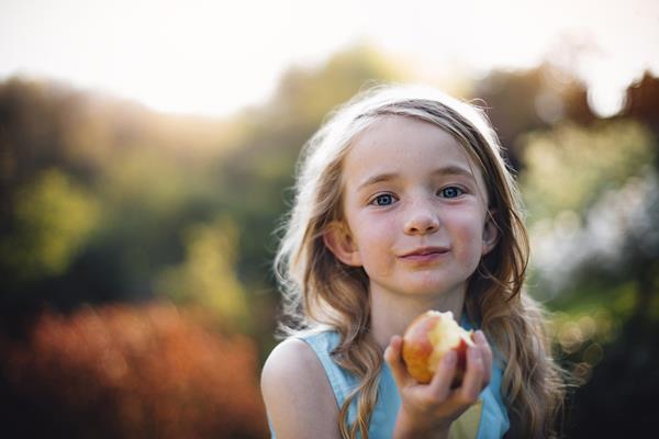 girl with apple FLF