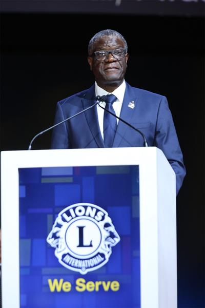 Dr. Denis Mukwege accepts the Lions Clubs International Humanitarian Award.