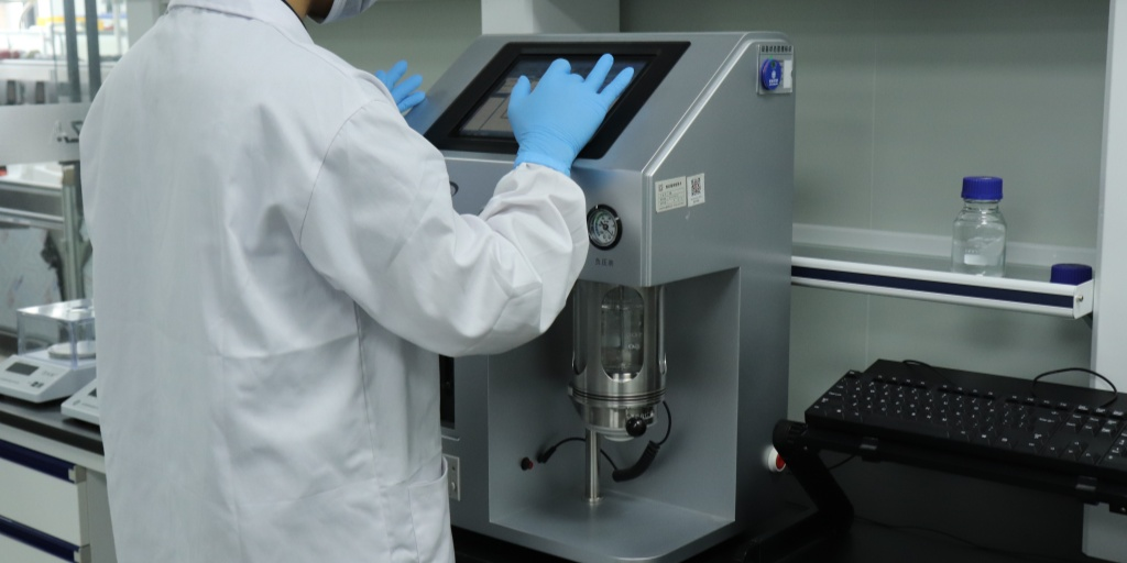 A Glacier Fresh lab professionalis is doing research