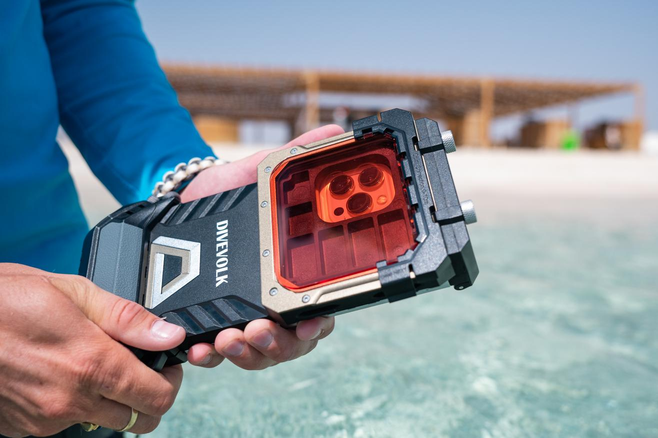 SeaTouch 6 Pro housing with snorkeling red filter