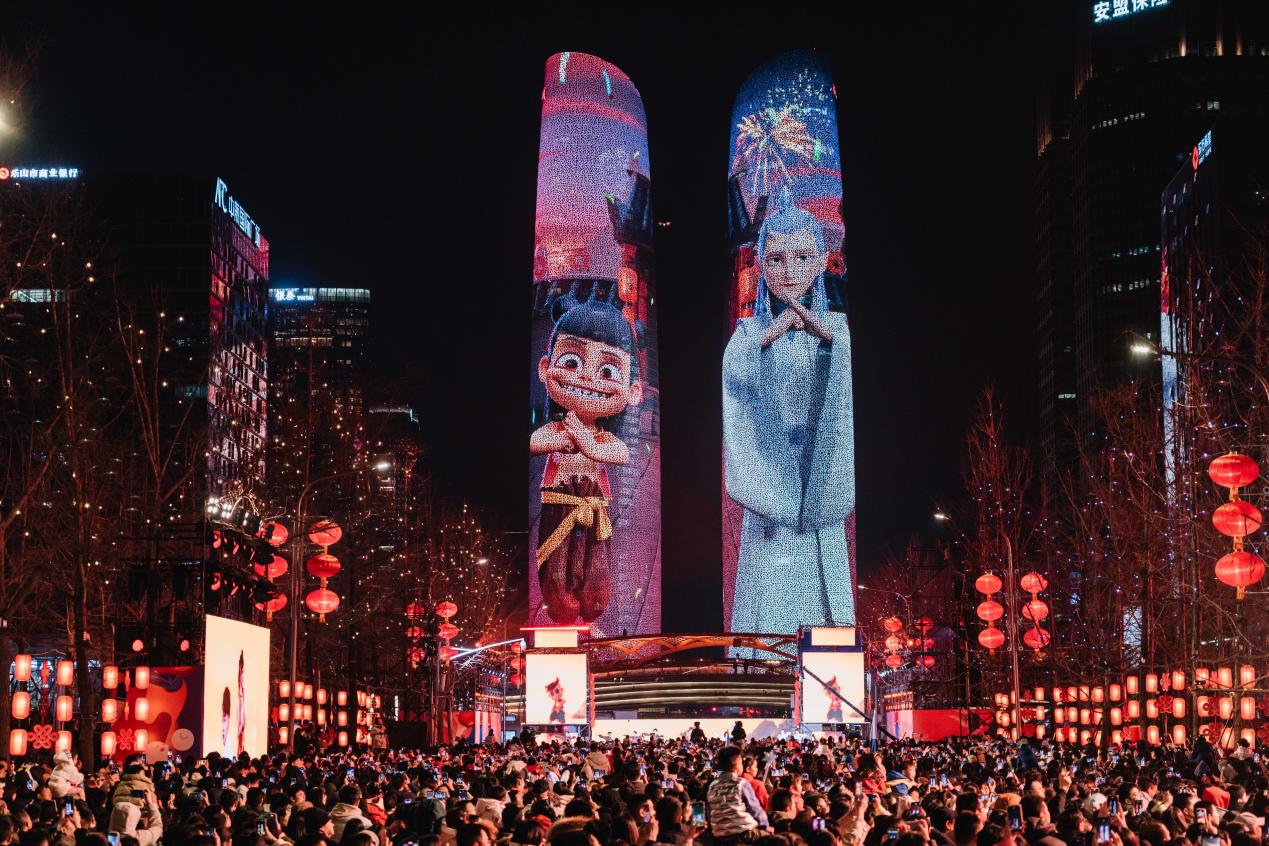 On the evening of February 12th, Ne Zha and Ao Bing from Ne Zha 2 "ascended" the Tianfu International Finance City Twin Towers to celebrate the Lantern Festival