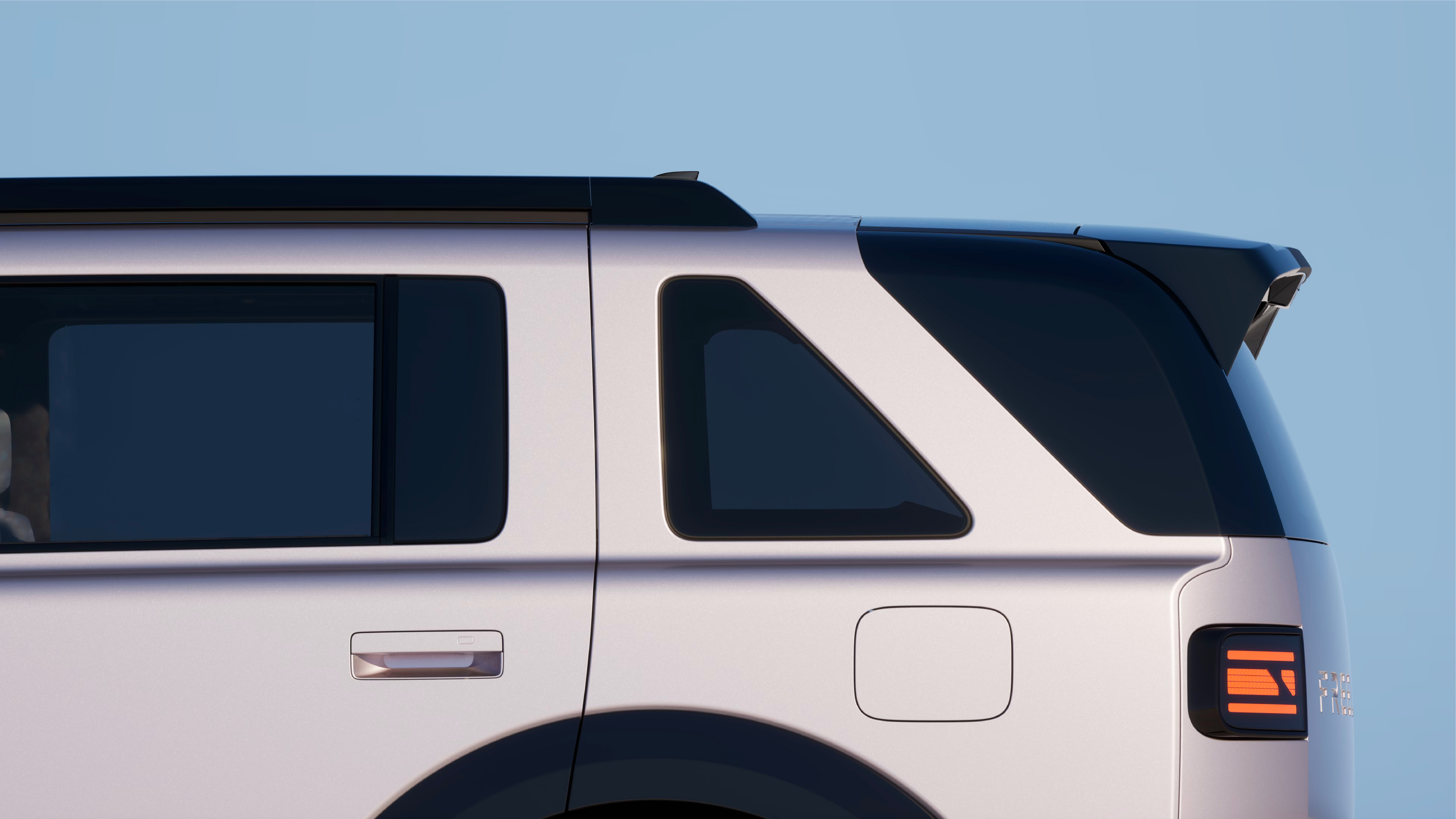 FREELANDER 8 - Iconic Triangle Window