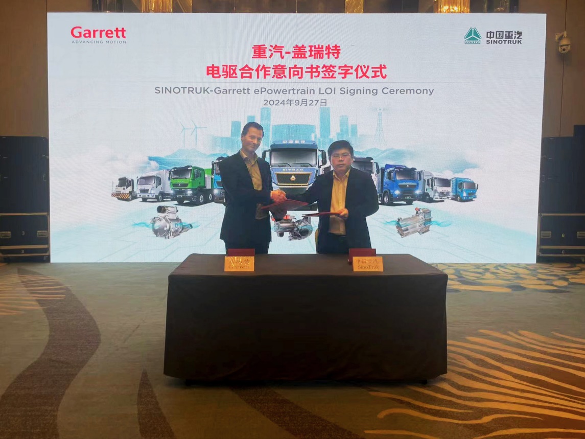 Nils Martens, VP & GM Electric Powertrain of Garrett, and Li Xuefeng, Director of New Energy Business, Chairman of New Energy Commercial Vehicle at SinoTruk Group, signed the LoI