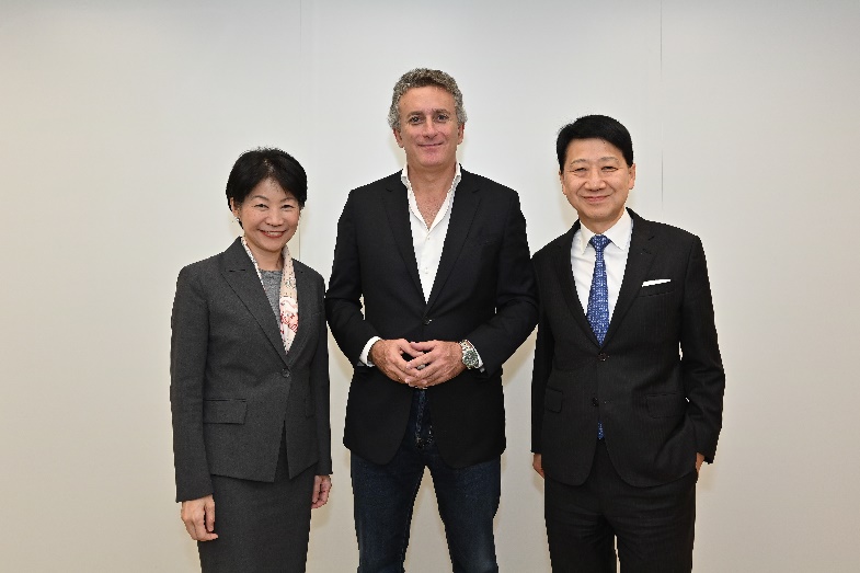Hong Kong Hosts the Finale of the World’s First UIM E1 World Championship: Ms. Vivian Sum, Commissioner for Tourism (left) and Dr. Pang Yiu-kai, Chairman of HKTB (right) welcomed Mr. Alejandro Agag, Chairman and co-founder of E1 (middle), for bringing the first-ever UIM E1 World Championship to Hong Kong