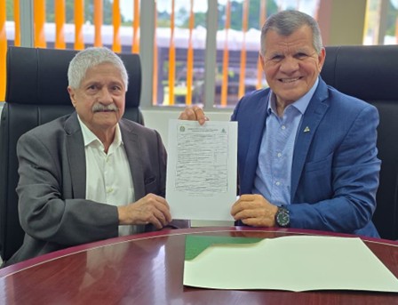 Raphael Bloise, Project Director of Potássio do Brasil, receives the SUFRAMA registration certificate from Bosco Saraiva, Superintendent of SUFRAMA, at a formal ceremony in Manaus on December 16, 2025. 