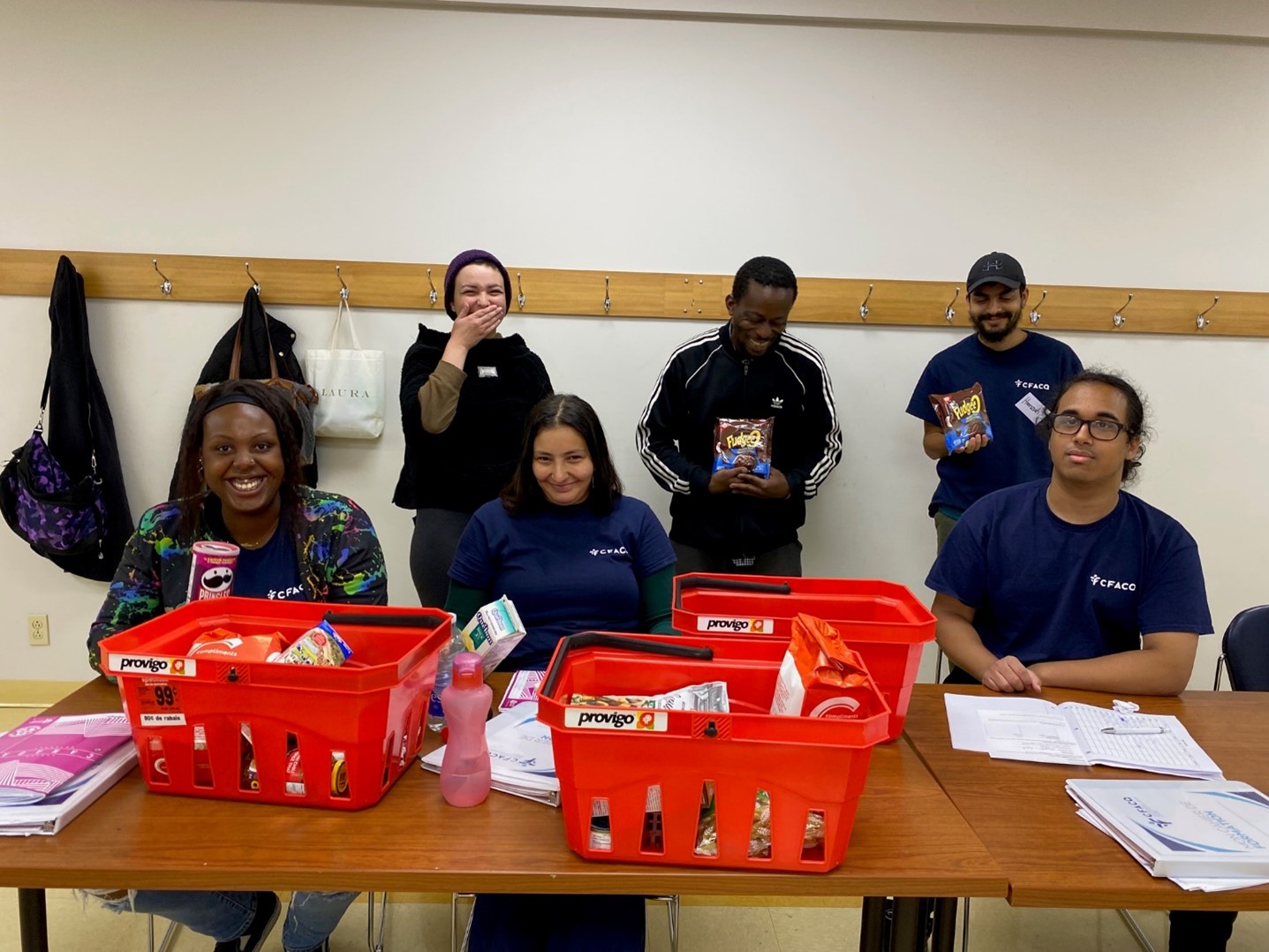 Des apprenants en activités d’apprentissage autour du métier de commis d’épicerie.