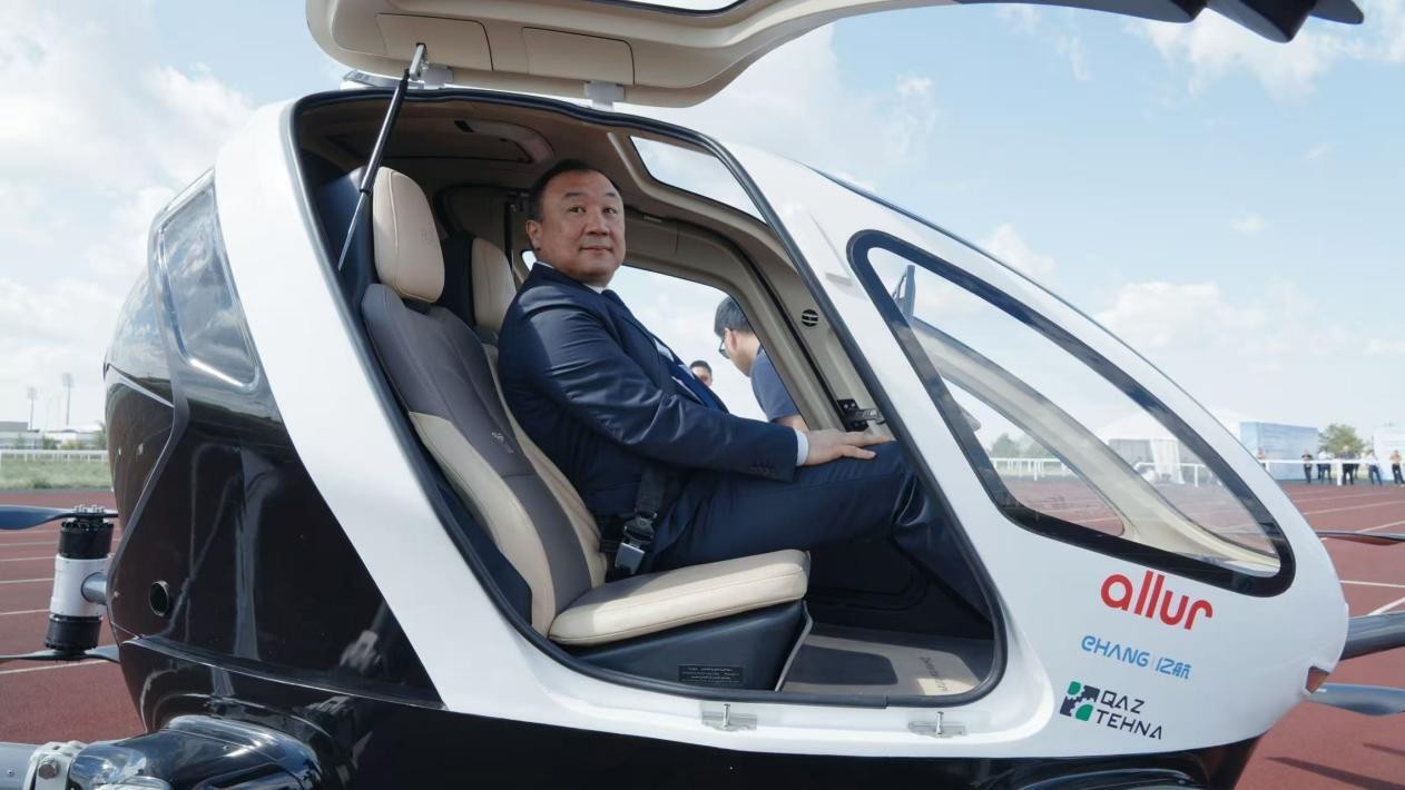 Kazakhstan’s Minister of Transport Nurlan Sauranbayev Takes a Flight on the EH216-S