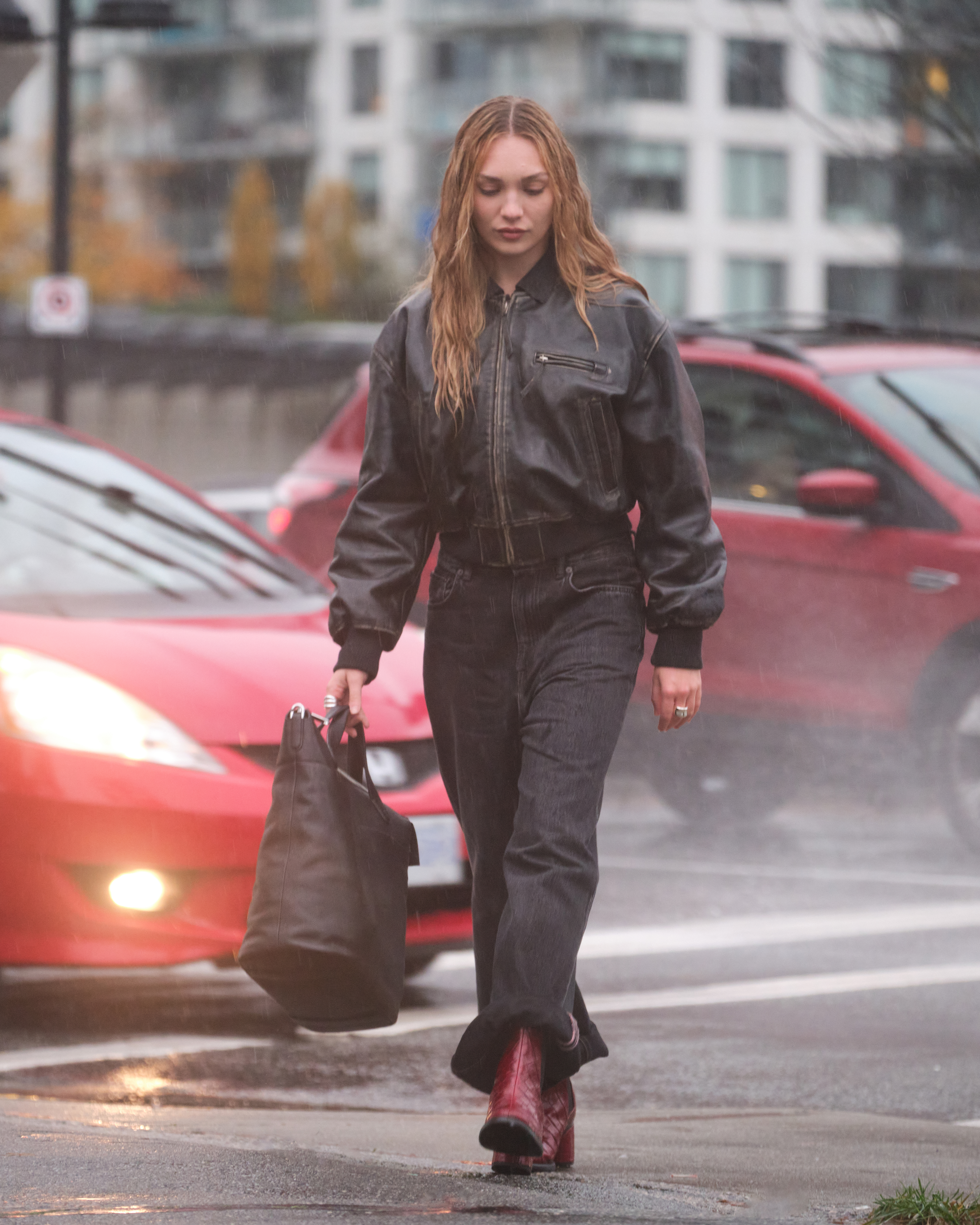 Maddie Ziegler wears the ECCO SCULPTED LX 55 Chelsea boots x ECCO Tote