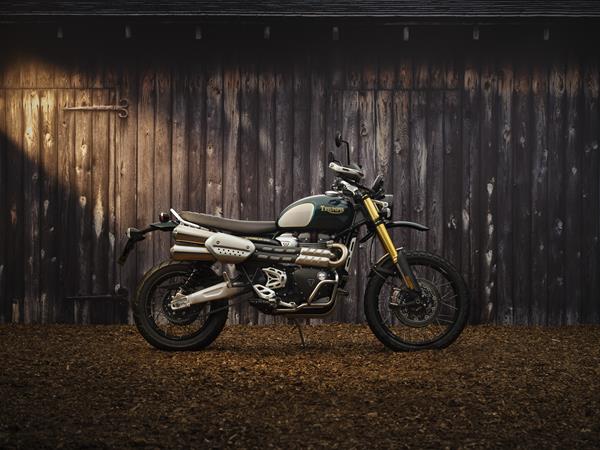NEW SCRAMBLER 1200 STEVE MCQUEEN EDITION

Celebrating the most famous movie star, stunt and motorcycle in history, the new Scrambler 1200 Steve McQueen Edition brings all the new-generation 2022 Scrambler 1200 XE’s category-dominating specification, go-anywhere adventure-bike capability and state-of-the-art technology, and adds its own premium Steve McQueen paint scheme and extensive list of beautiful unique details. Fully equipped with a selection of premium Scrambler accessories, fitted as standard, the McQueen Edition is now officially the highest specification Scrambler 1200 ever.
