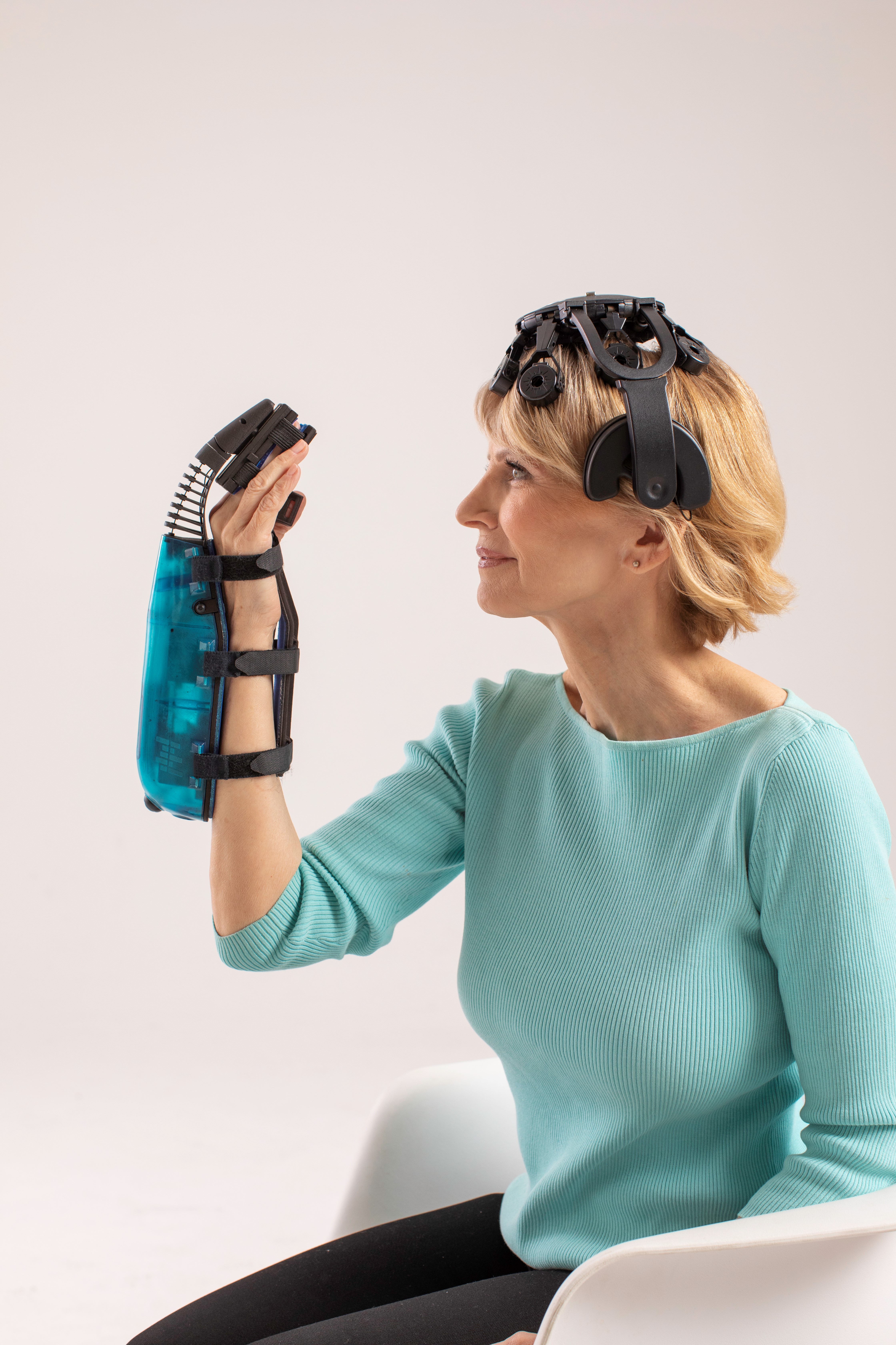 IpsiHand includes a wearable robotic exoskeleton that is worn over the patient’s hand and wrist, a tablet computer, and an EEG-based biometric headset.