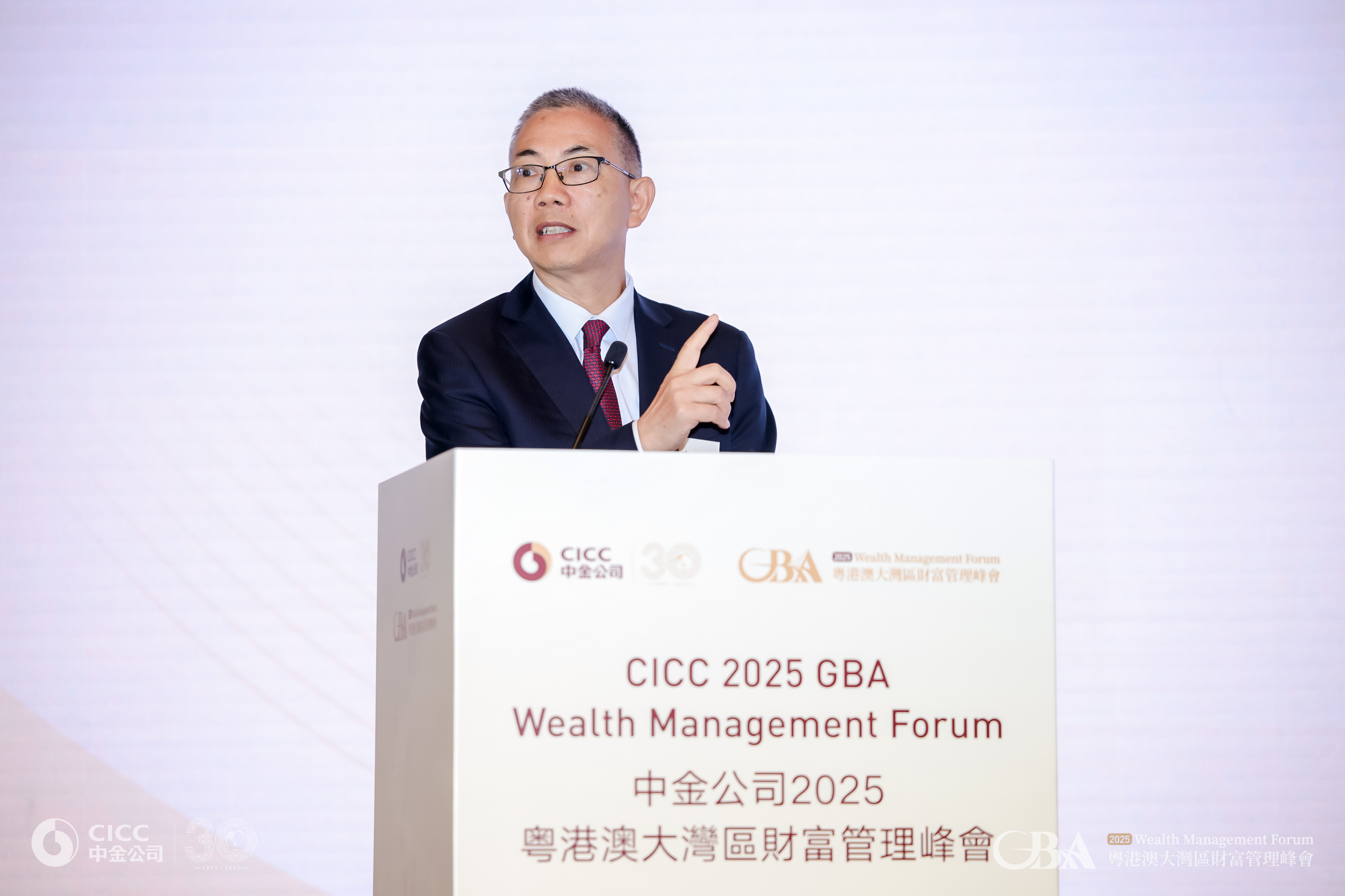 PHOTO 3. 中金公司首席经济学家彭文生发表主旨演讲