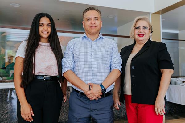 Cladelin Fernández Directora de Negocios Internacionales de Harvest Trading Cap junto a Dr. Roberto Torres y Mariaelena Candray