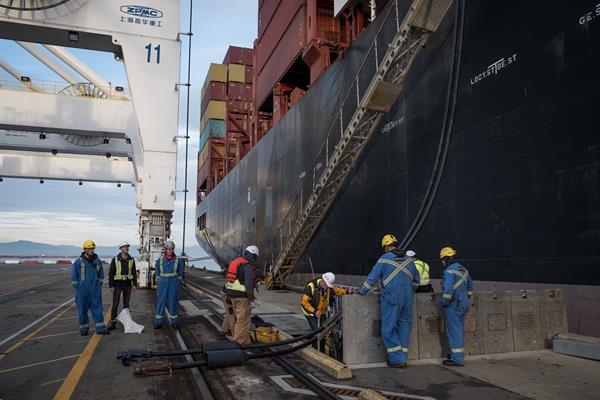 The ground team at GCT Deltaport connects the vessel.