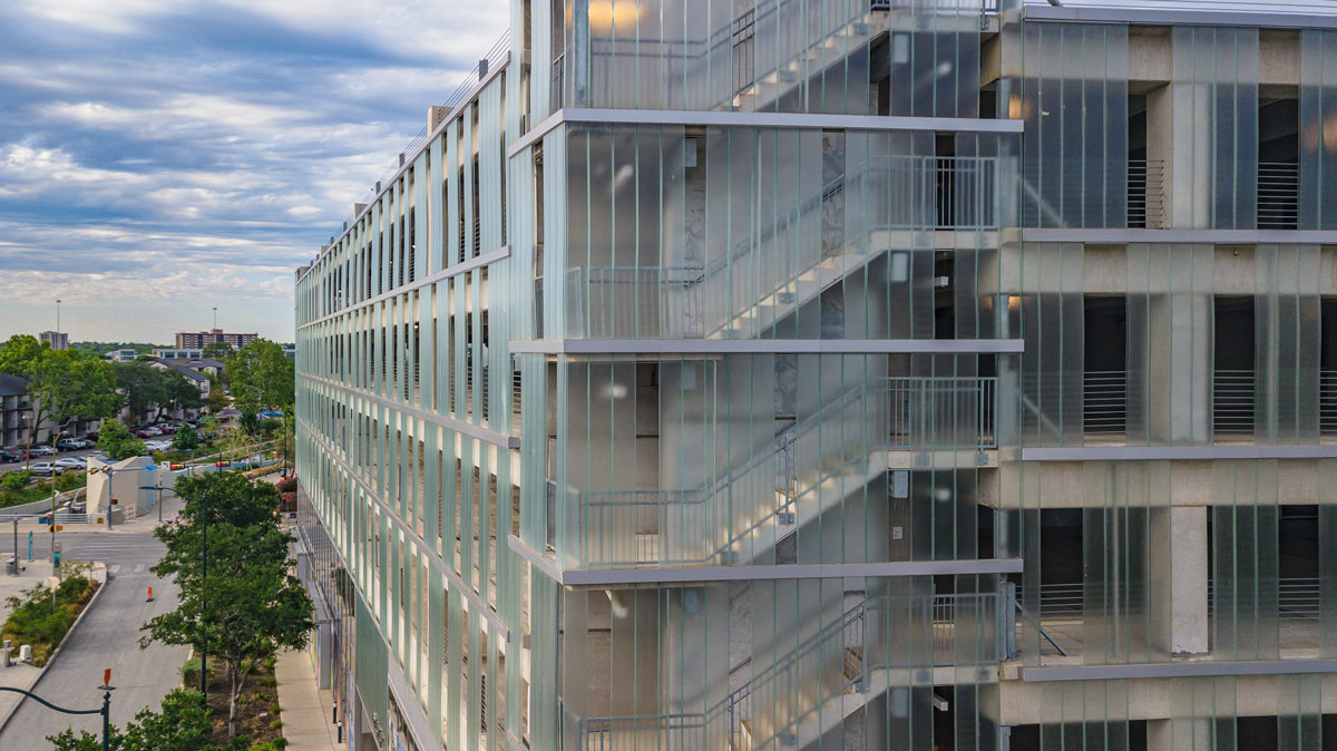 A custom-engineered channel glass system by Bendheim was installed at Frost Tower in Houston, Texas. (Photo by Ray Briggs/okushi.photography)