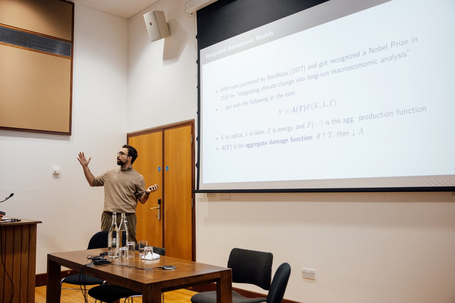 O professor Andrea Chiavari faz uma palestra na série WERD de Oxford, abordando os impactos econômicos das mudanças climáticas e da tributação do carbono