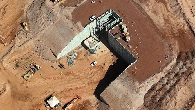 Construction of primary crusher retaining wall at the Tucumã Project (July 2023).