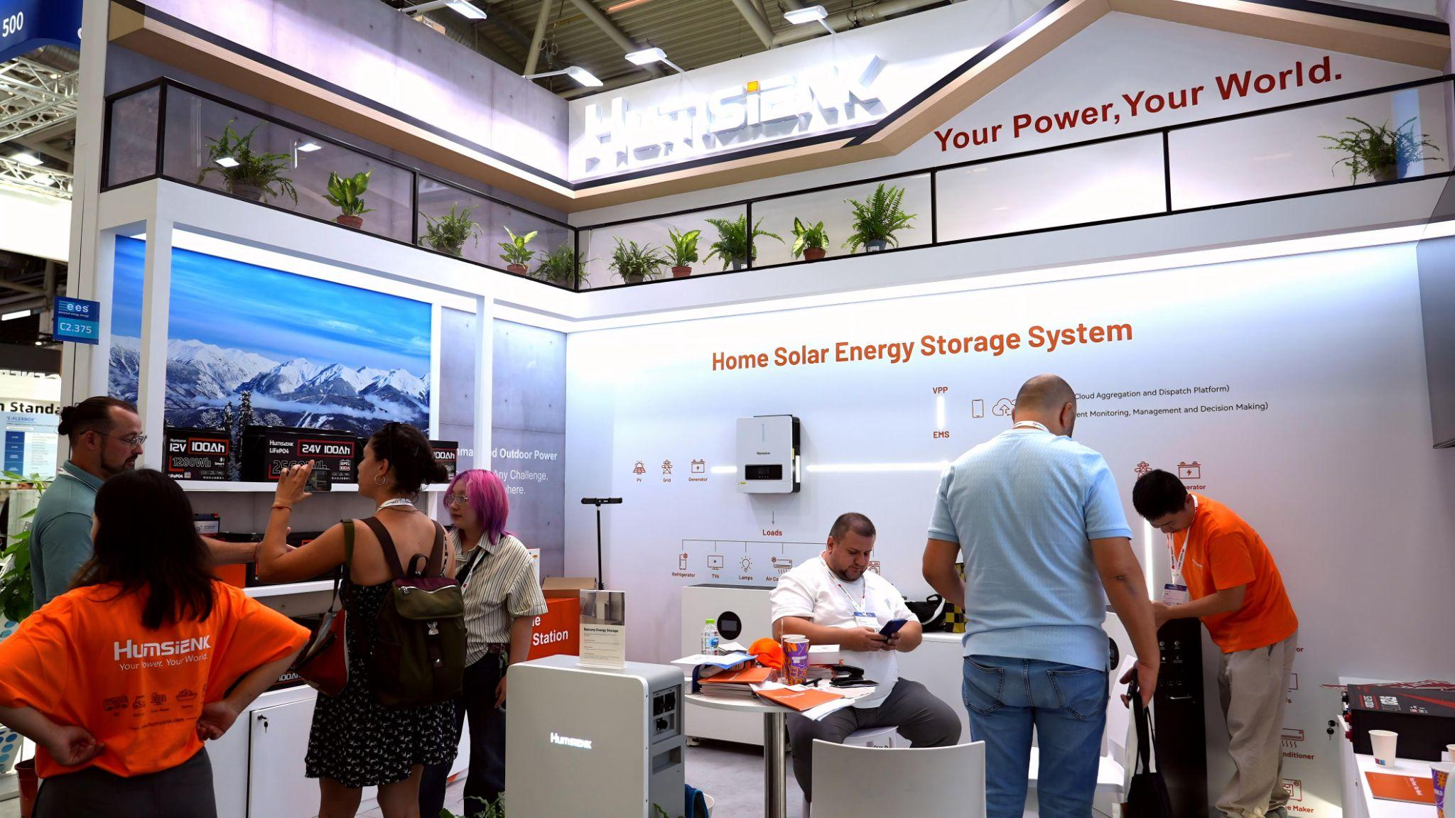 Visitors to Humsienk Intersolar Europe 2026