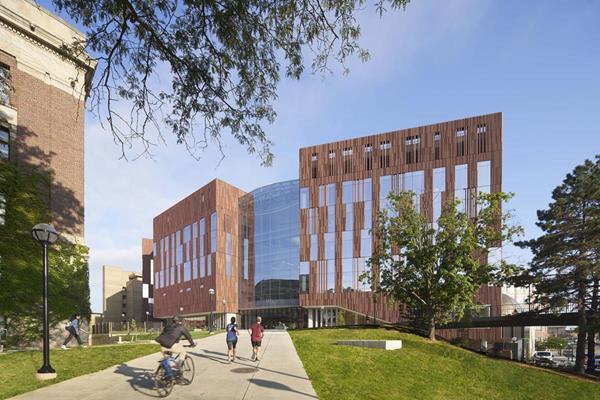 Poised at the threshold between the historic central campus and the modern science and medical campuses to the north, the BSB creates a dramatic gateway and defines a new life sciences district.