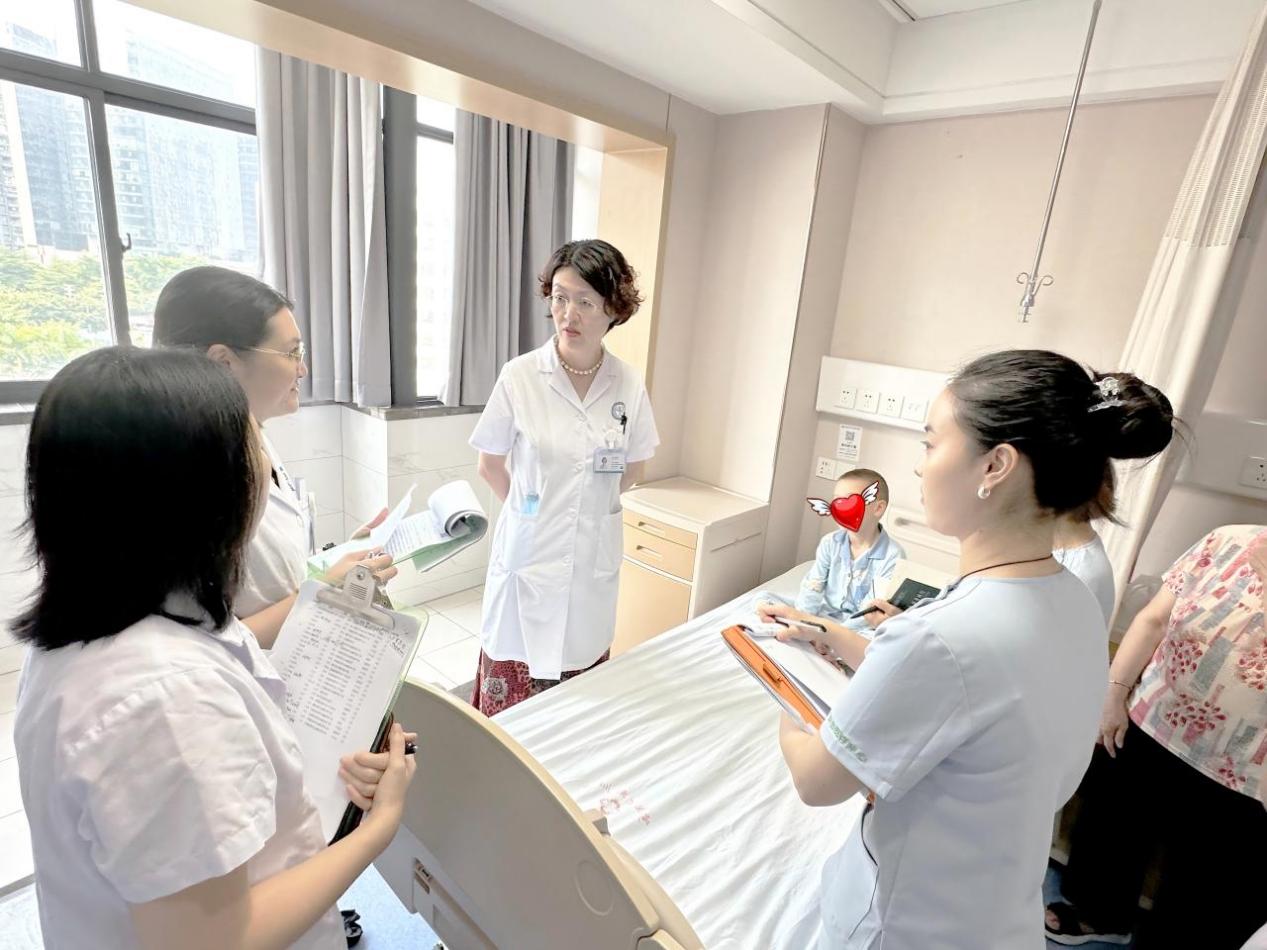 （Professor An Chiying inspects patients with type 1 diabetes）