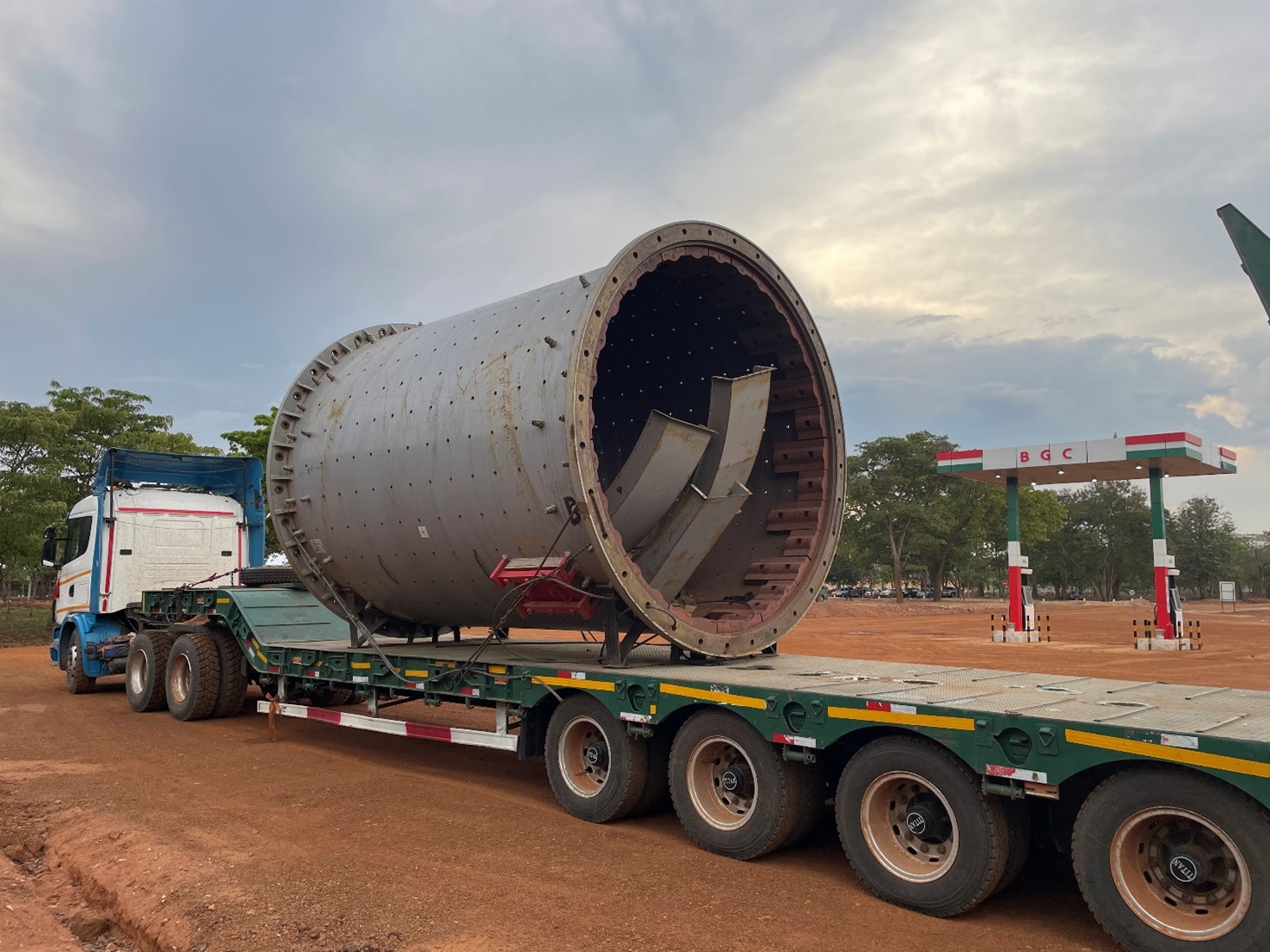 The new 1,000 tpd ball mill arriving at Buckreef Gold