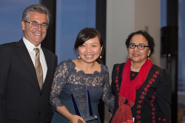Dr. Yangfang Feng (center) receiving the 2019 Outstanding Postdoctoral Fellow Award from IPA President, Dr. Luis Arnaut (left) and IPA Past-President, Dr. Tayyaba Hassan (right).