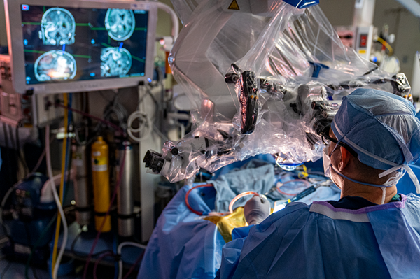 Nader Sanai, MD, performs a tumor resection on a Phase 0 clinical trial patient at the Ivy Brain Tumor Center in Phoenix, AZ.
