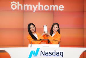 Ohmyhome co-founders Race Wong (L) and Rhonda Wong (R) holding the token of appreciation from Nasdaq to commemorate their bell-ringing.