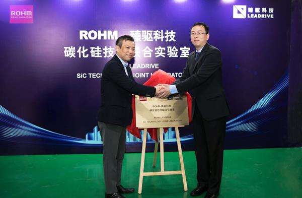 Dr. Jie Shen, Chairman and General Manager of LEADRIVE (right) shaking hands with Shinya Kubota, Managing Director of ROHM Semiconductor (Shanghai) Co., Ltd. (left) at the opening ceremony.