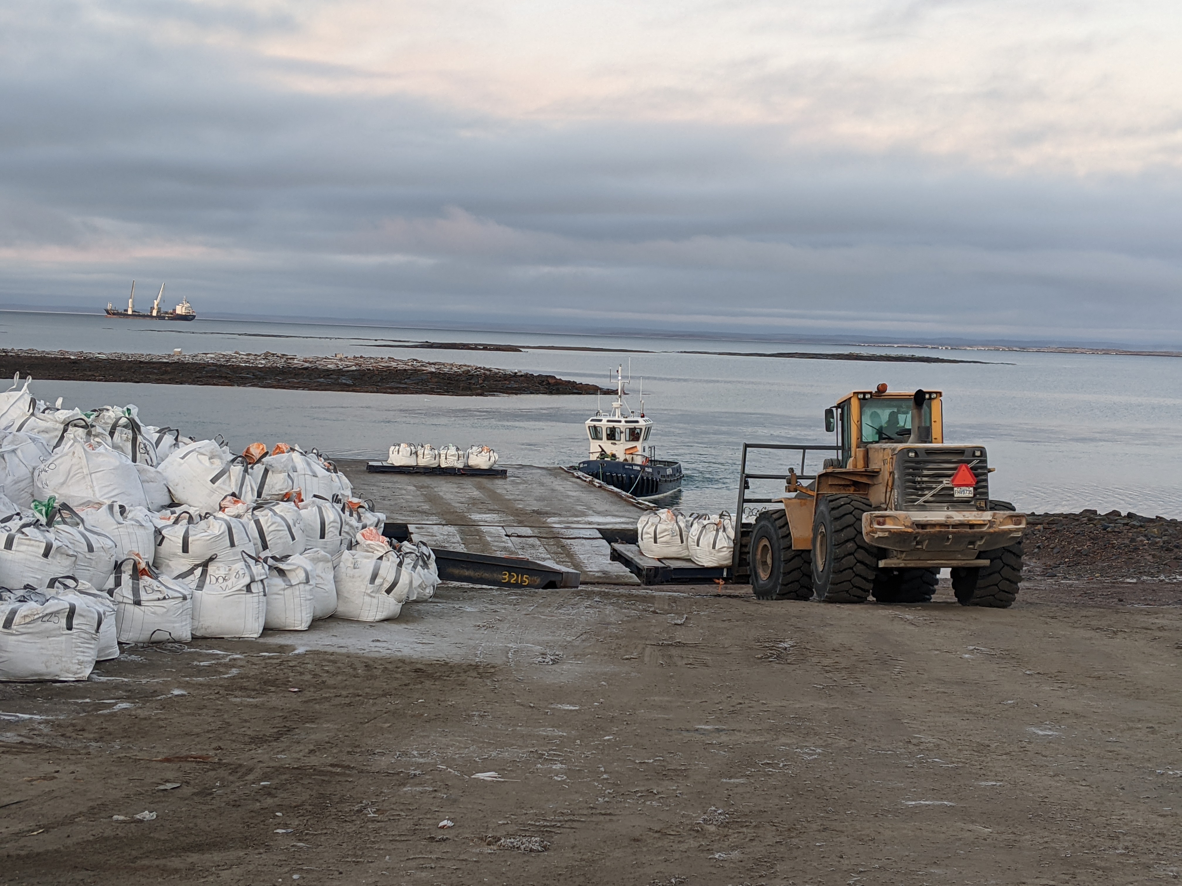 20210924_loading barge w sealift