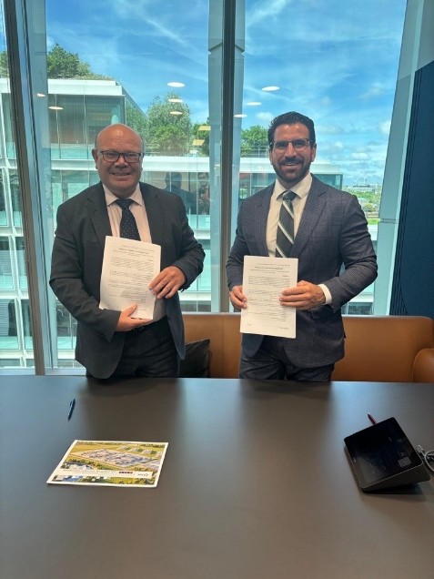 Rob Guyer, CFO of EDF – UK, and Holtec President Rick Springman
