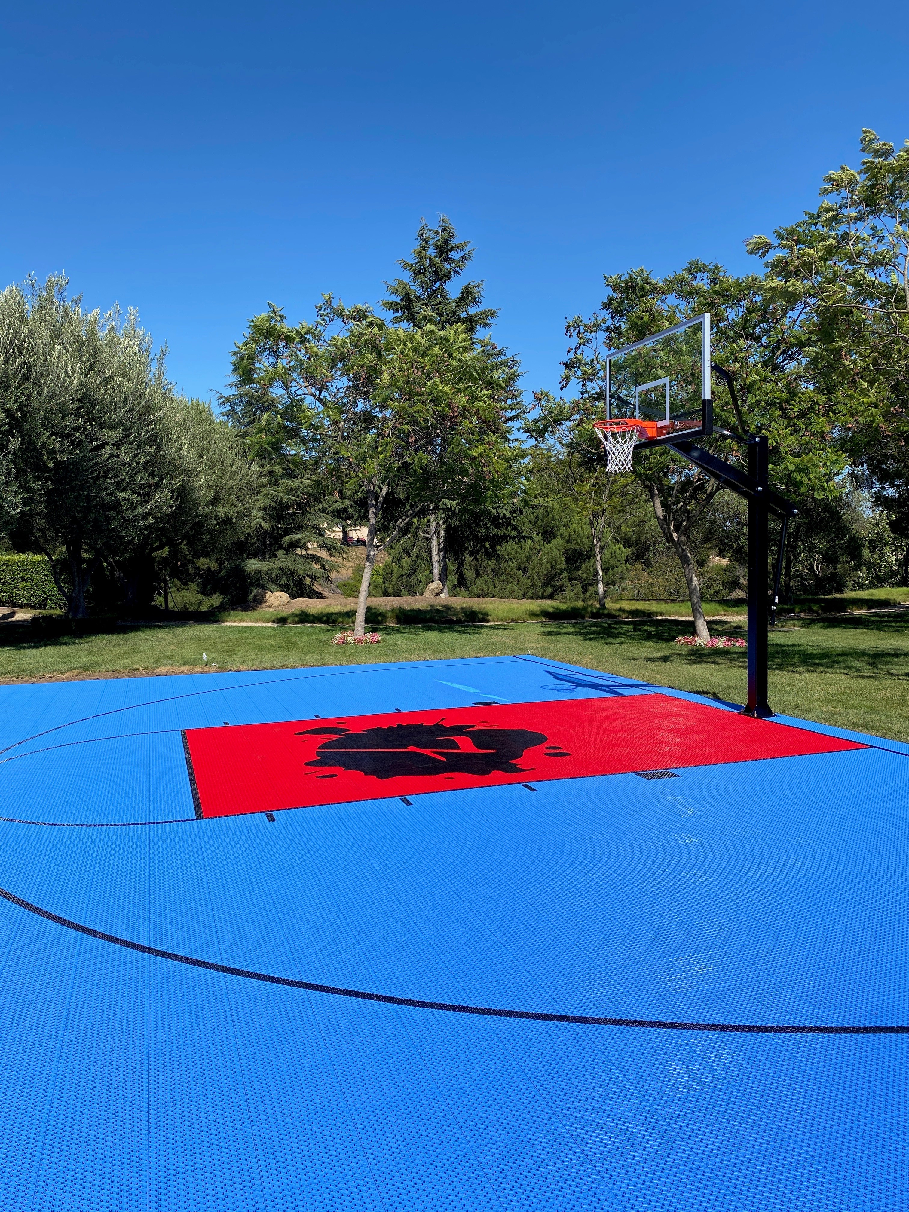 El Septimo Cigars has funded the construction of a basketball and tennis court in Los Angeles, CA that will be open to all local youth.