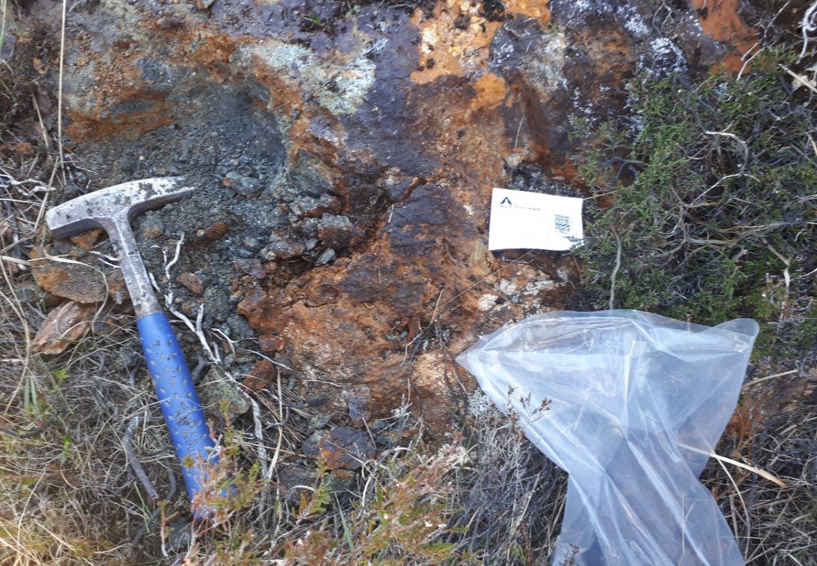 Second outcrop at Kerry Road deposit with visible chalcopyrite, 30 metres northwest of main outcrop, grading 2.16 g/t Au, 14 g/t Ag, 5.23% Cu and 0.30% Zn. Photo and data obtained from GreenOre.