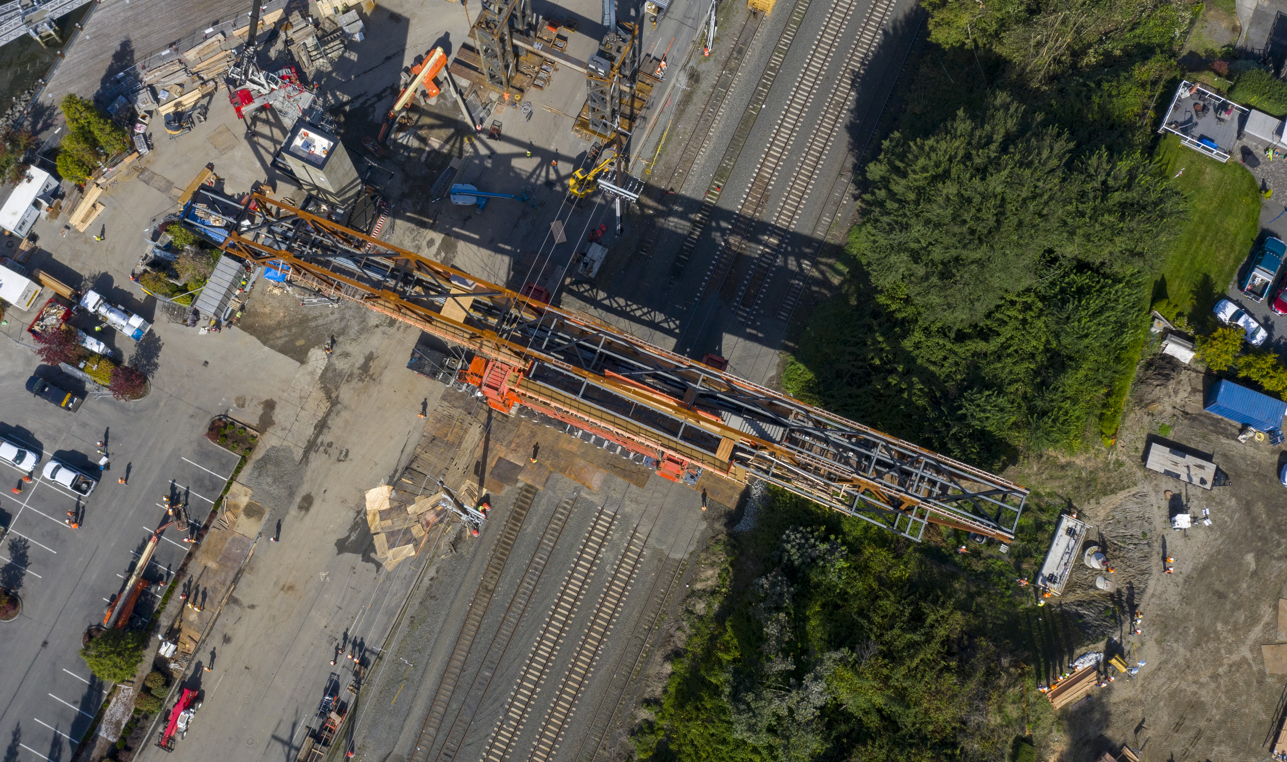Aerial view of the new Everett Grand Avenue Pedestrian Bridge during the construction installation. Image copyright Adam Hunter/LMN Architects.