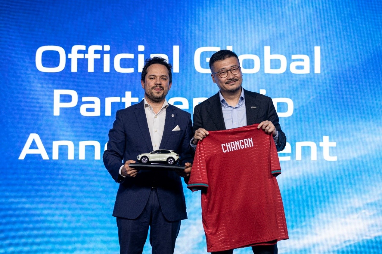 Representatives of Changan Automobile and the Portuguese Football Federation at the global strategic partnership announcement event