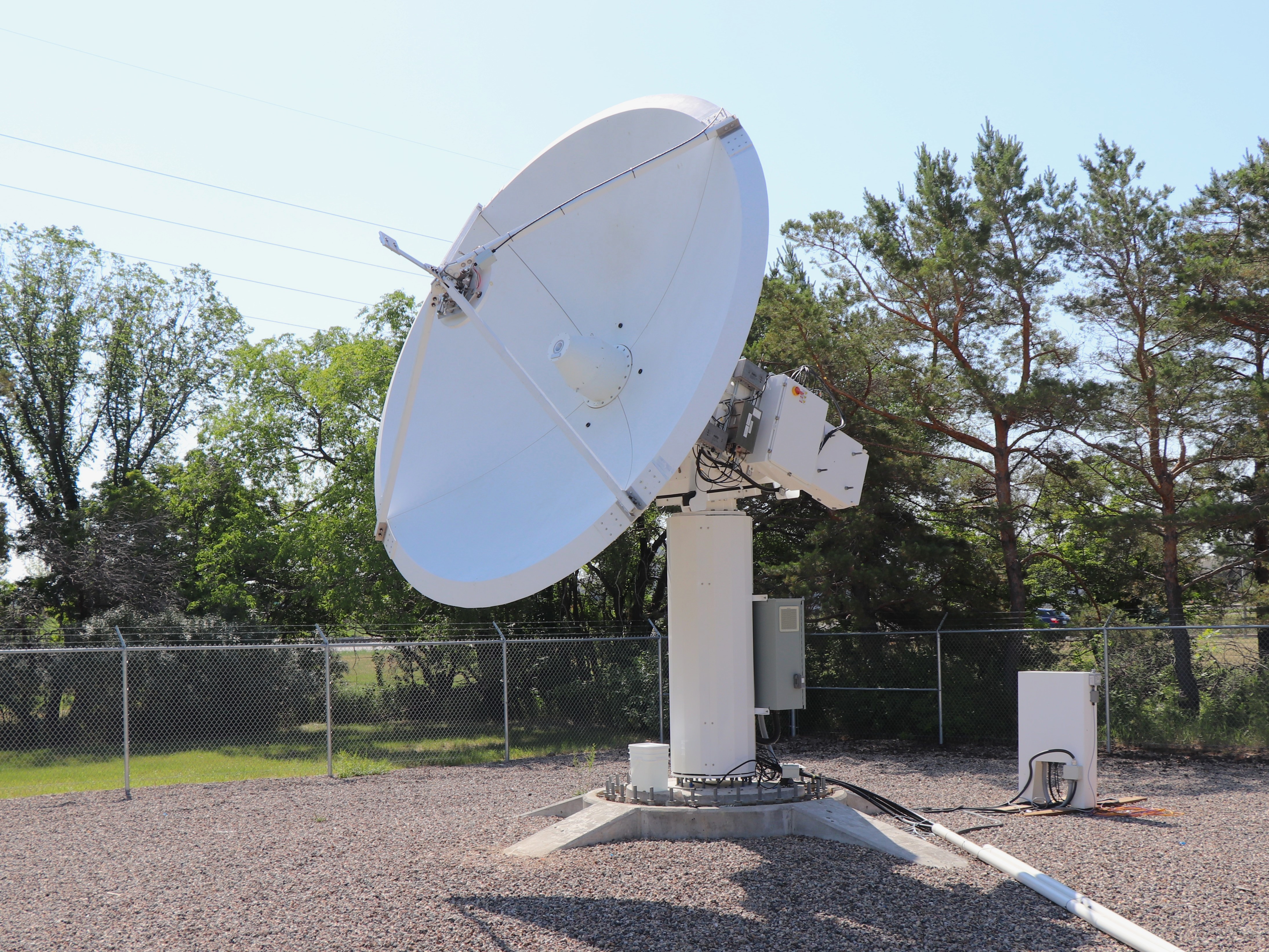 Calian 4m Q/V-band antenna tracks a satellite pass using high-speed slewing and precision Cassegrain optics.