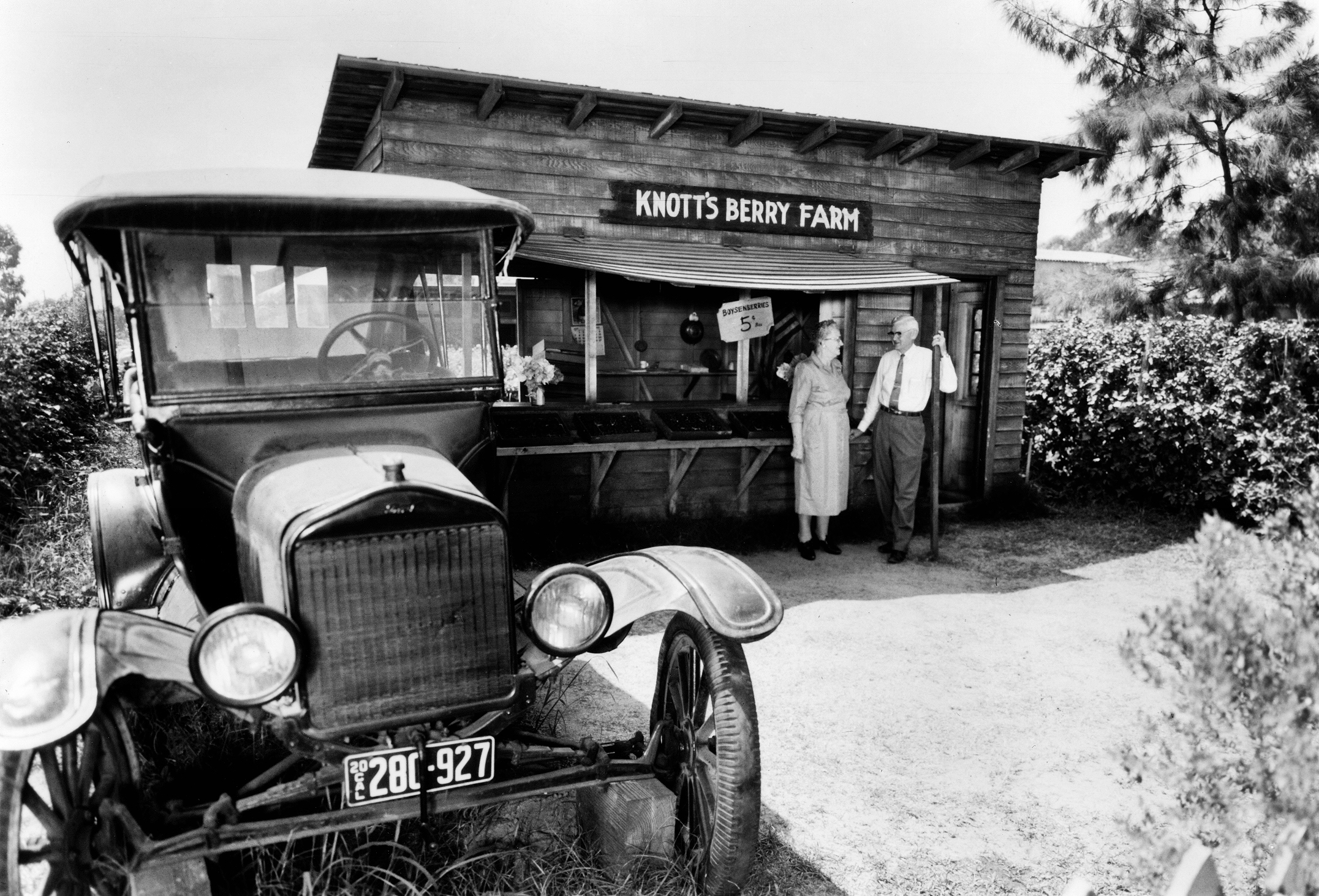 Walter and Cordelia Knott at the original berry stand in Buena Park 