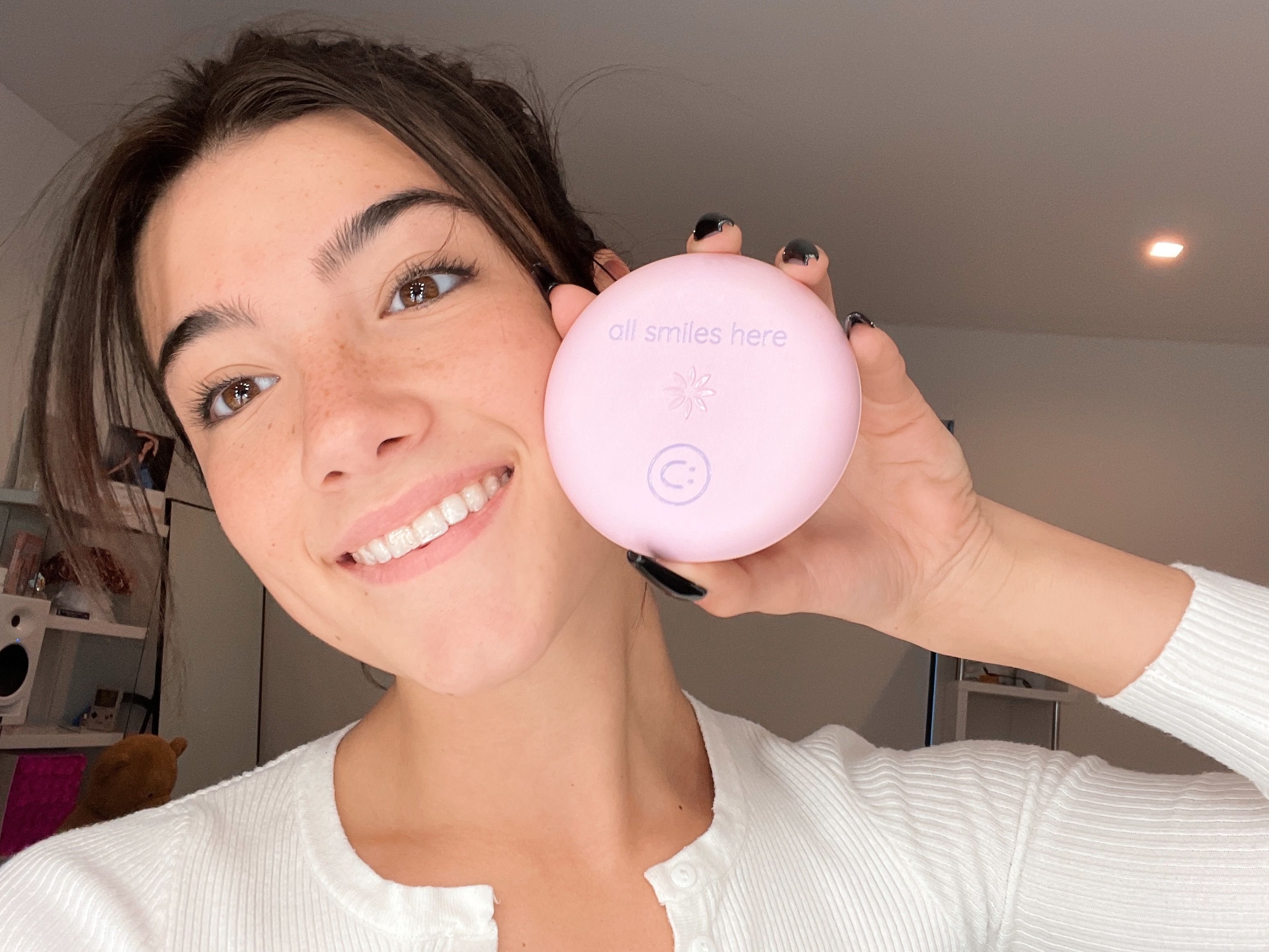 The Charli D’Amelio x Invisalign® Aligner Case features a pink exterior, lavender interior, and printed text with Charli’s signature mantra, “All Smiles Here.”