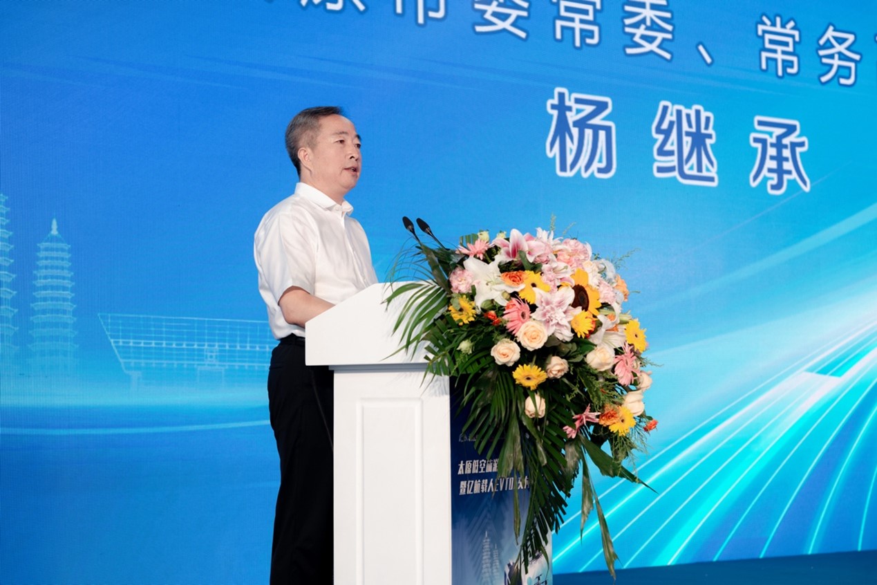 Jicheng Yang, Member of the Standing Committee of Taiyuan Municipal Committee and Executive Vice Mayor, delivered a speech at the event